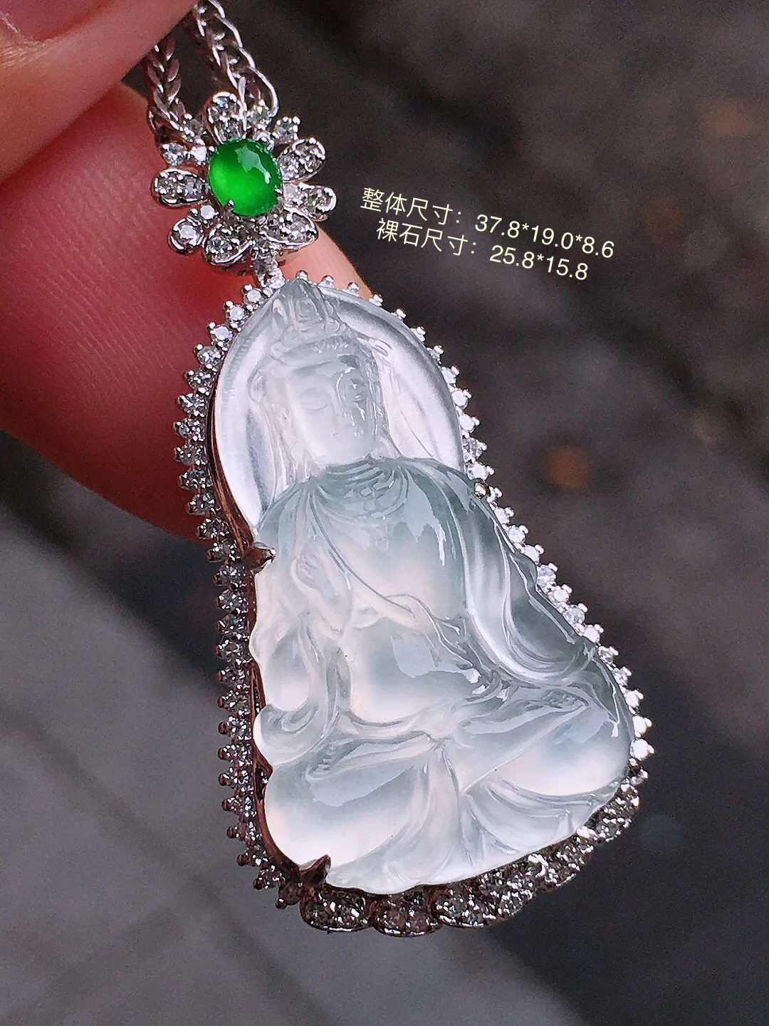 冰种观音吊坠，玉质细腻，荧光感超
强，饱满圆润，气质满满。18k
金豪华镶嵌