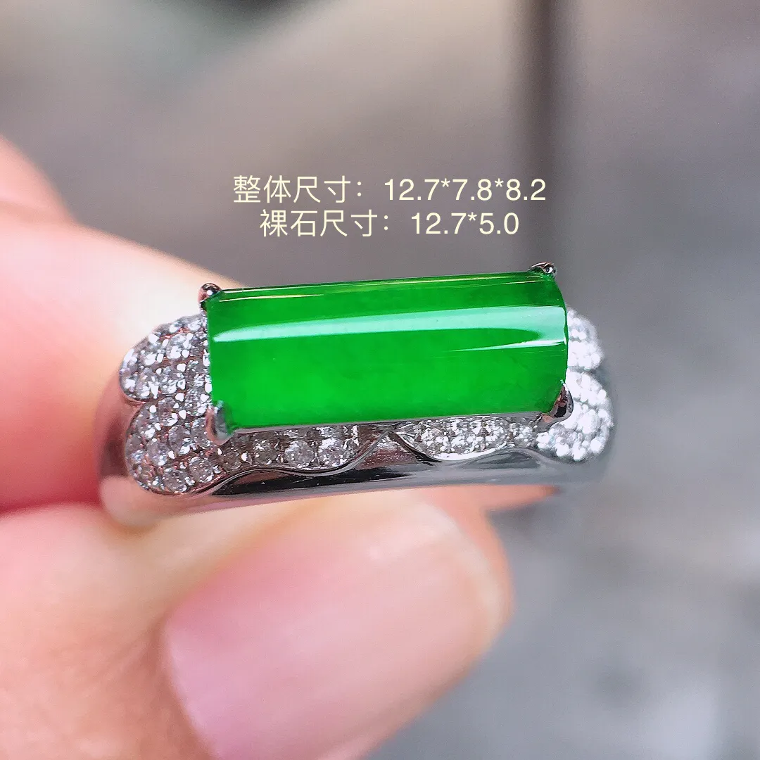阳绿马鞍戒指，色泽均匀艳丽，玉质细腻，荧光感超
强，饱满圆润，气质满满。18k
金豪华镶嵌