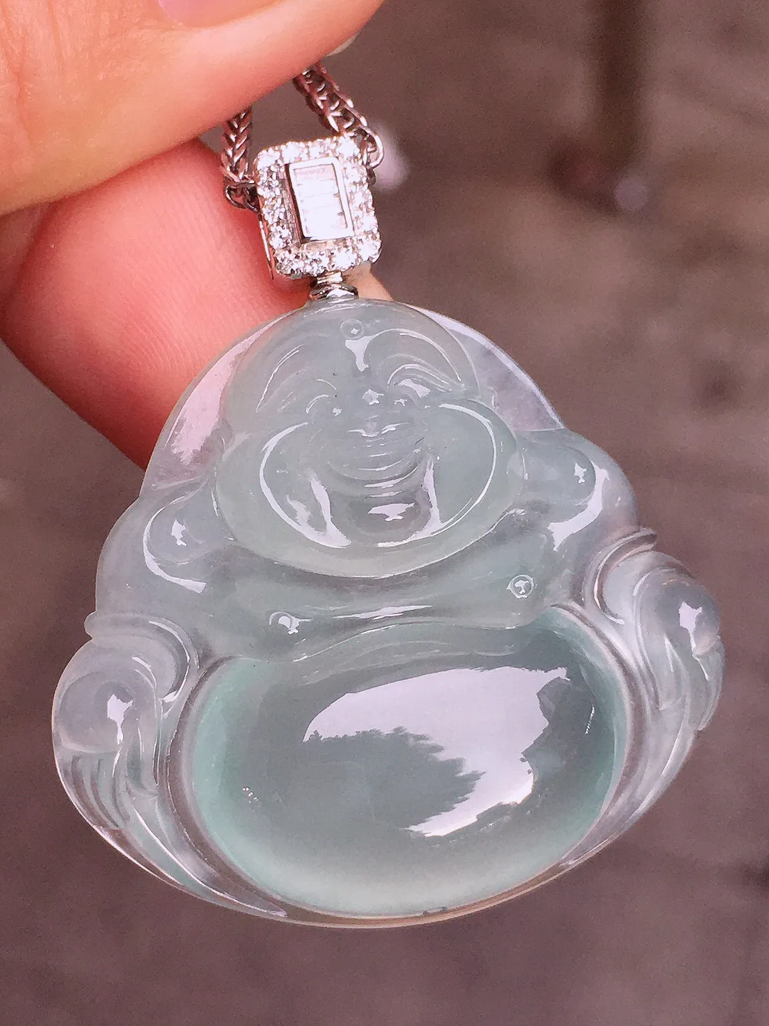 冰种佛公吊坠，玉质细腻，荧光感超
强，饱满圆润，气质满满。18k
金豪华镶嵌