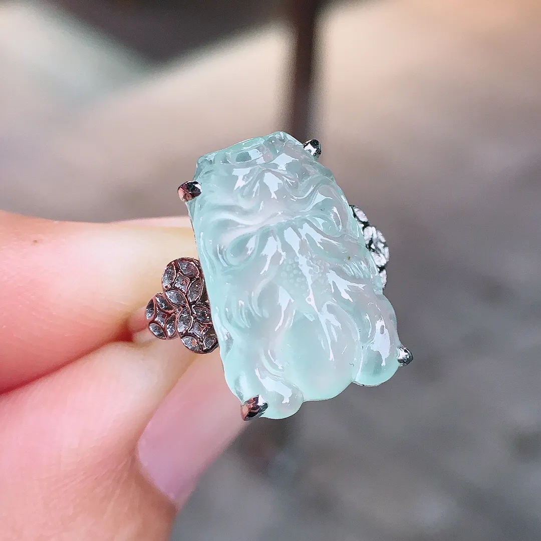 冰种豹头戒指，玉质细腻，荧光感超
强，饱满圆润，气质满满。18k
金豪华镶嵌