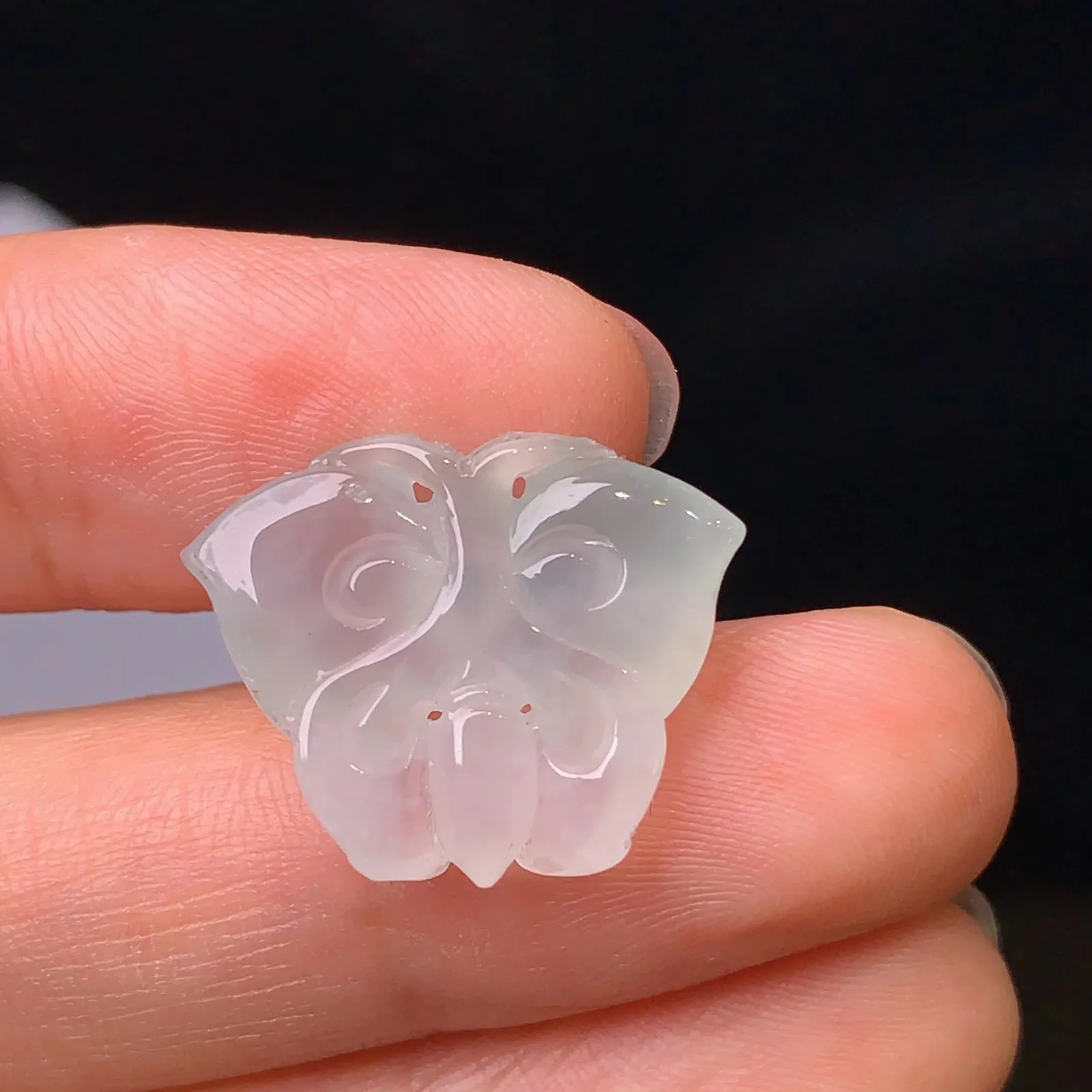 冰种蝴蝶吊坠 玉质细腻 色泽艳丽 整体尺寸16.1*20*4.5