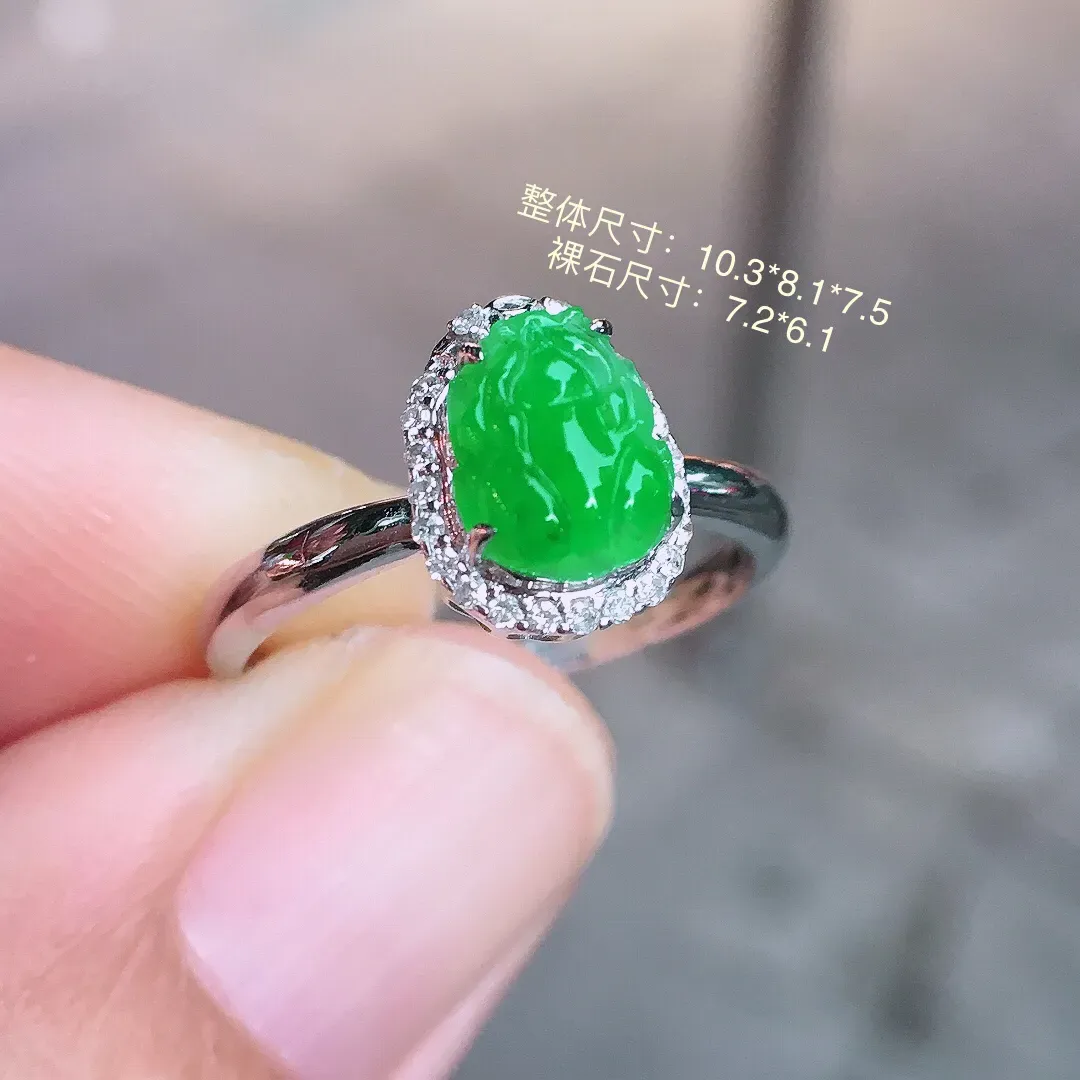 阳绿貔貅戒指，色泽均匀艳丽，玉质细腻，荧光感超
强，饱满圆润，气质满满。18k
金豪华镶嵌