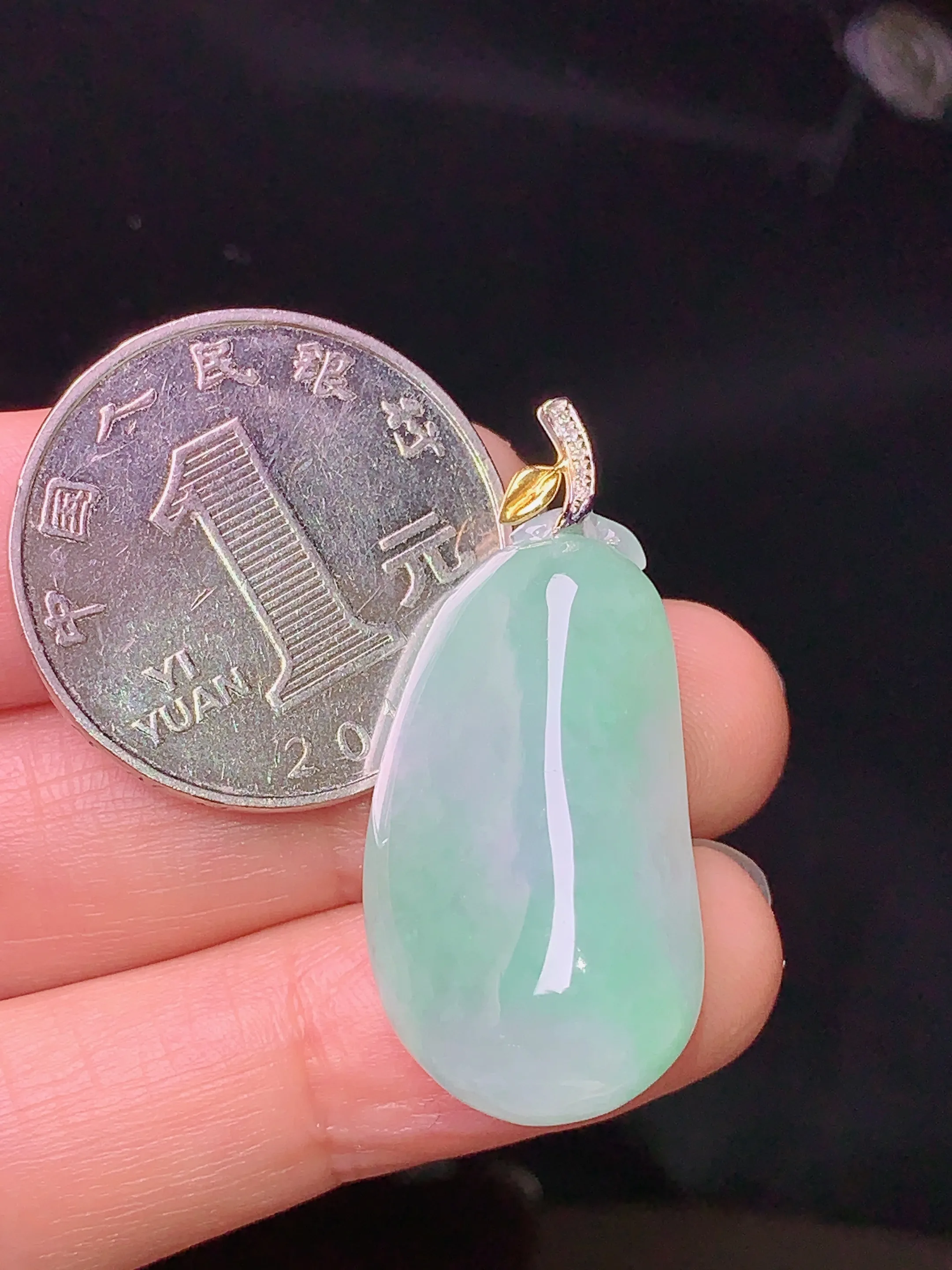 18k金钻镶嵌飘绿福瓜吊坠 玉质细腻 色泽清新艳丽 整体尺寸33.7*15.6*10.5