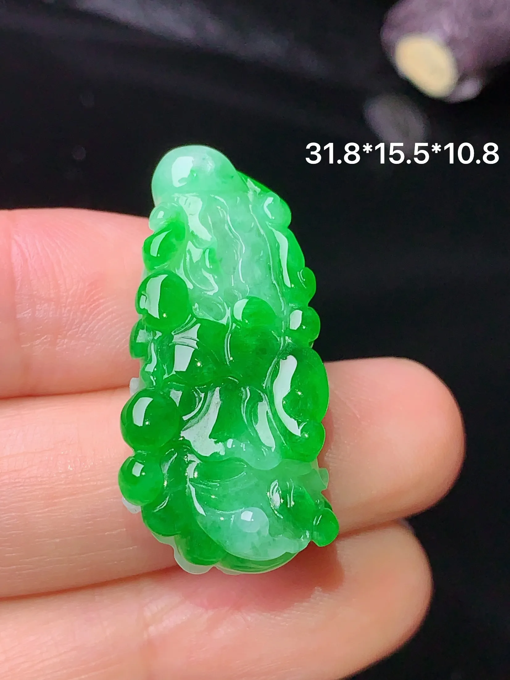 翠绿白菜吊坠 玉质细腻 色泽清新艳丽 整体尺寸31.8*15.5*10.8