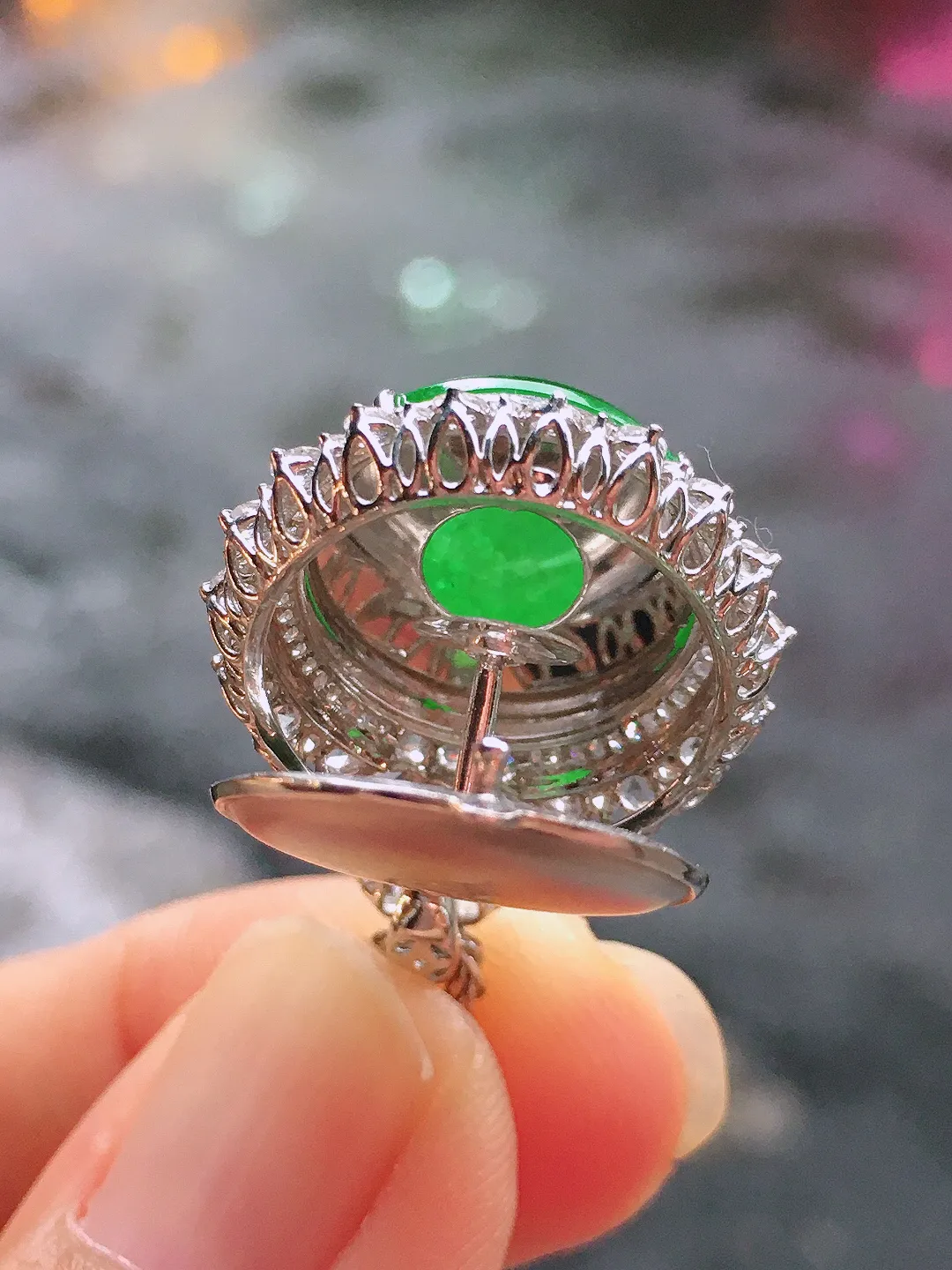 阳绿平安扣吊坠，色泽均匀艳丽，玉质细腻，荧光感超
强，饱满圆润，气质满满。18k
金豪华镶嵌