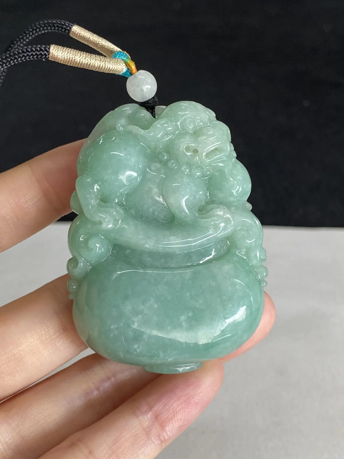 翡翠糯化种淡绿色吊坠，配珠未测