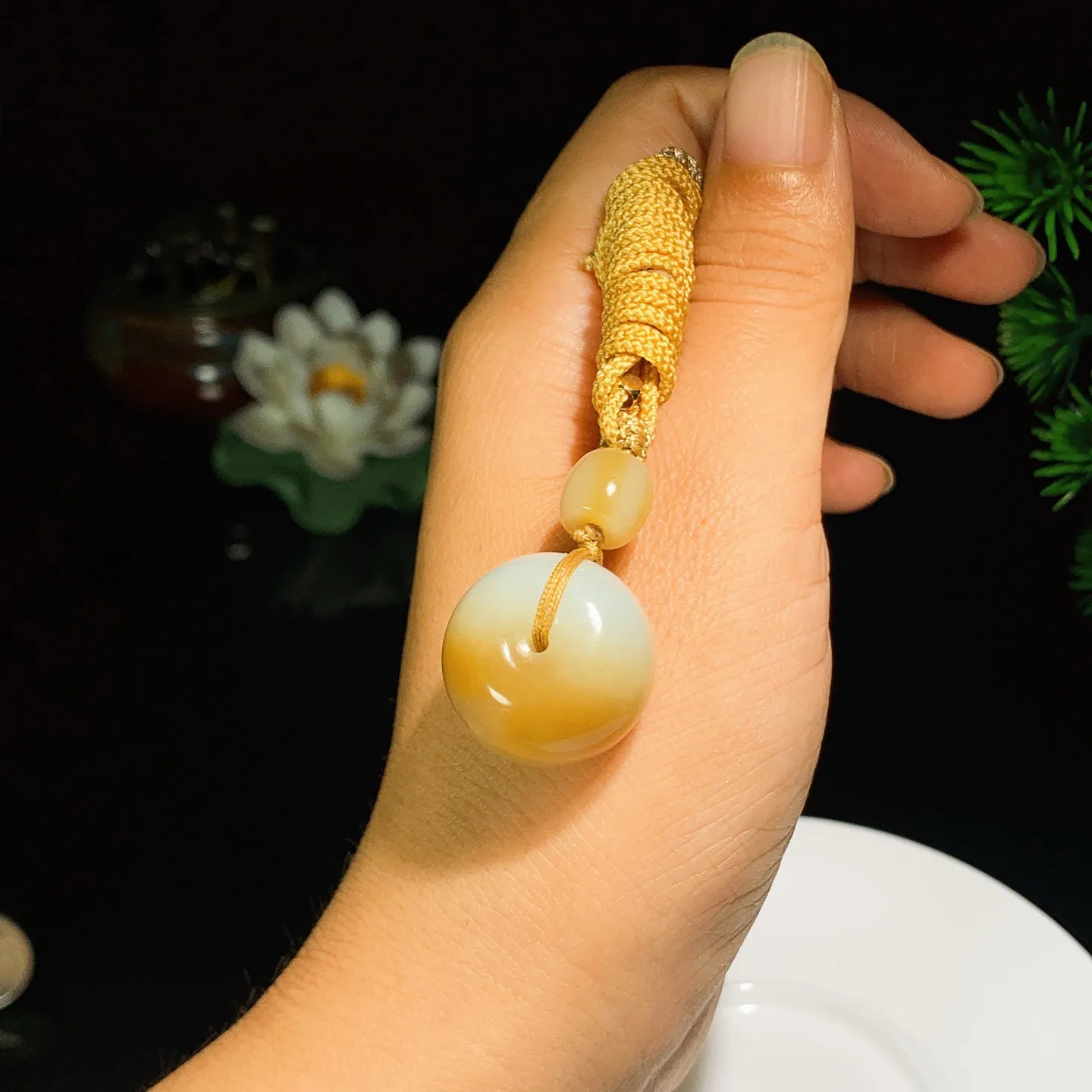 新疆且末糖平安扣挂件。尺寸21.6/18重16.8克 玉质细腻油润 底色纯净 脂粉好，品质好。lt250820