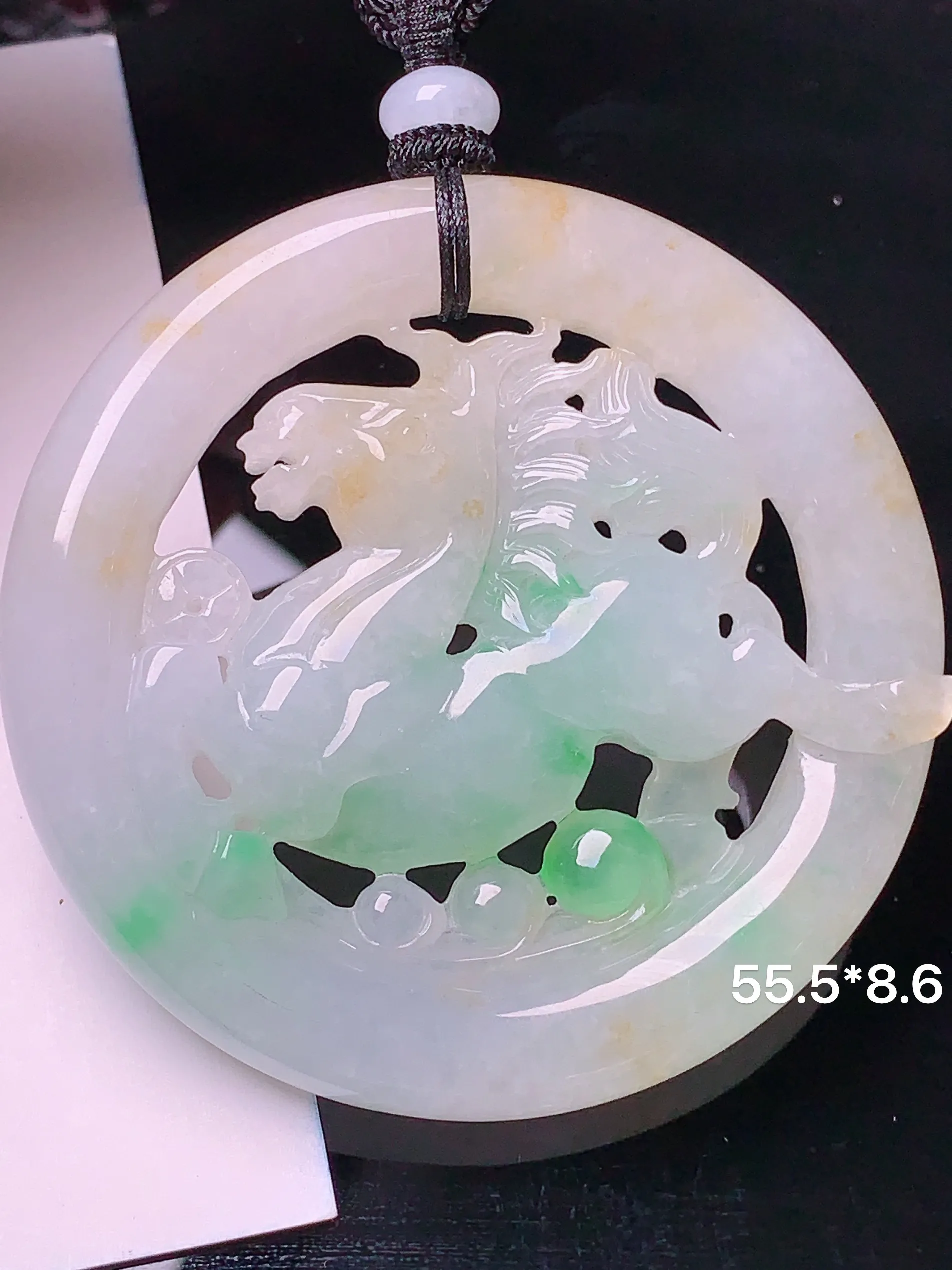 黄绿麒麟牌吊坠 玉质细腻 色泽清新艳丽 整体尺寸55.5*8.6