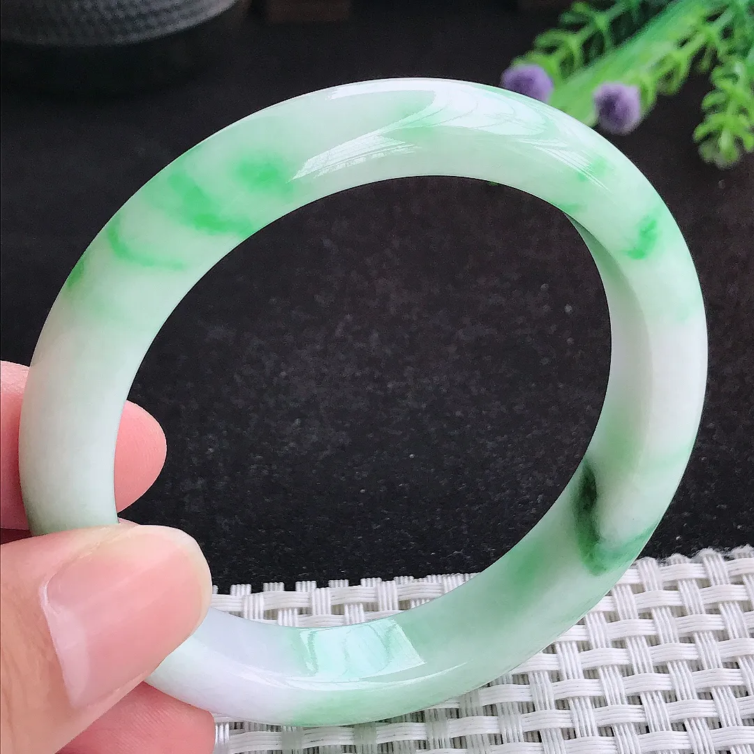 自然光57.5/11.9/8.4老坑精美温润白底青阳绿手镯天然翡翠玉镯女款