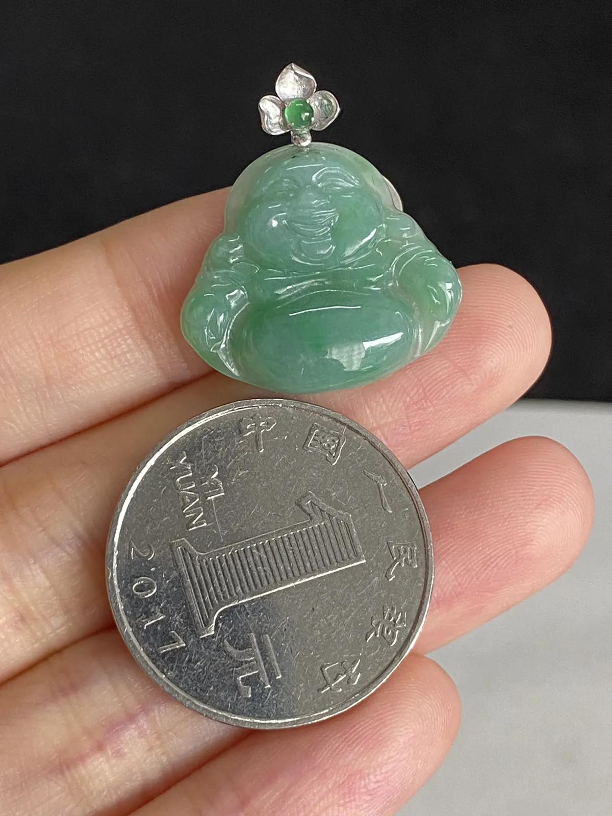 翡翠糯化种浅绿色吊坠