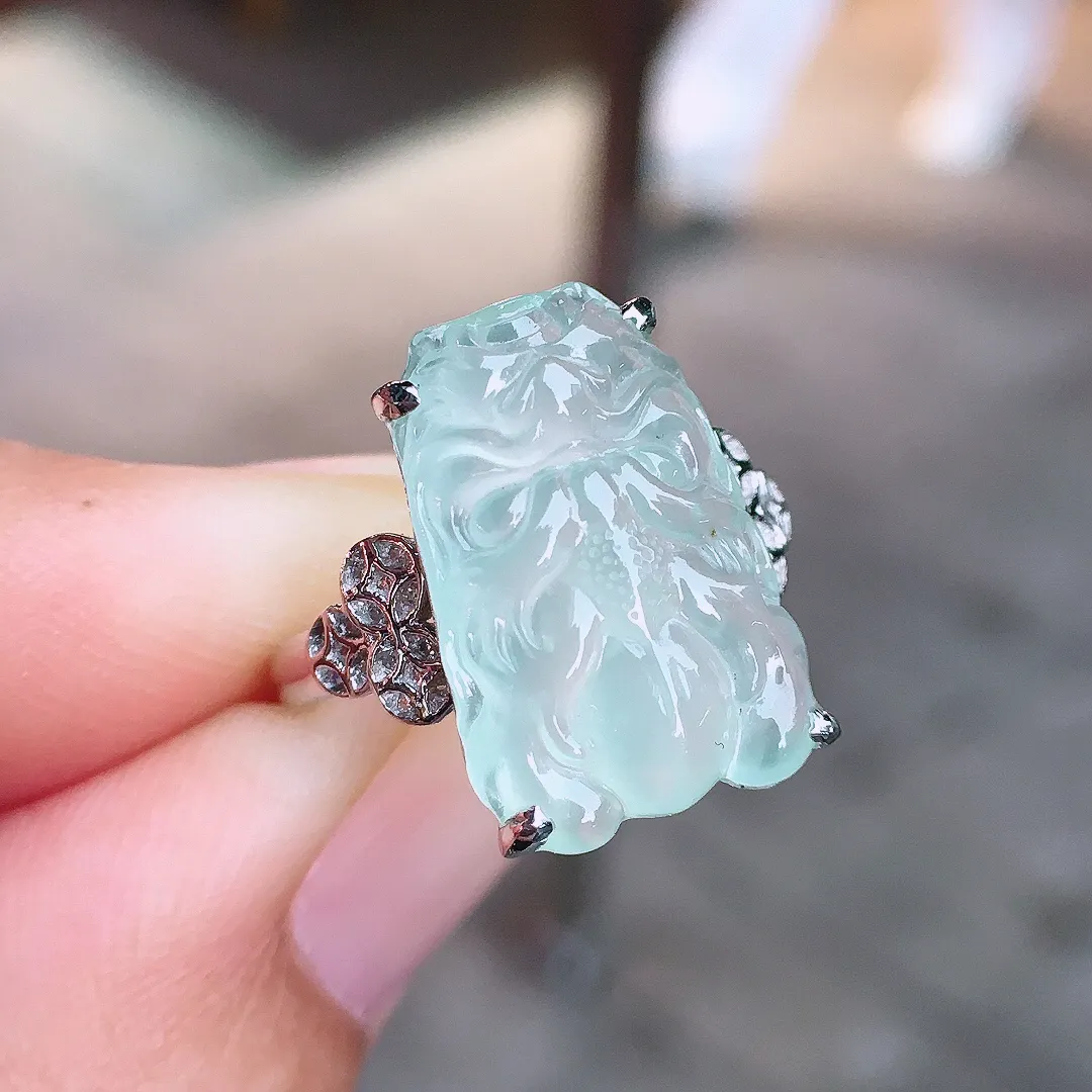 冰种豹头戒指，玉质细腻，荧光感超
强，饱满圆润，气质满满。18k
金豪华镶嵌