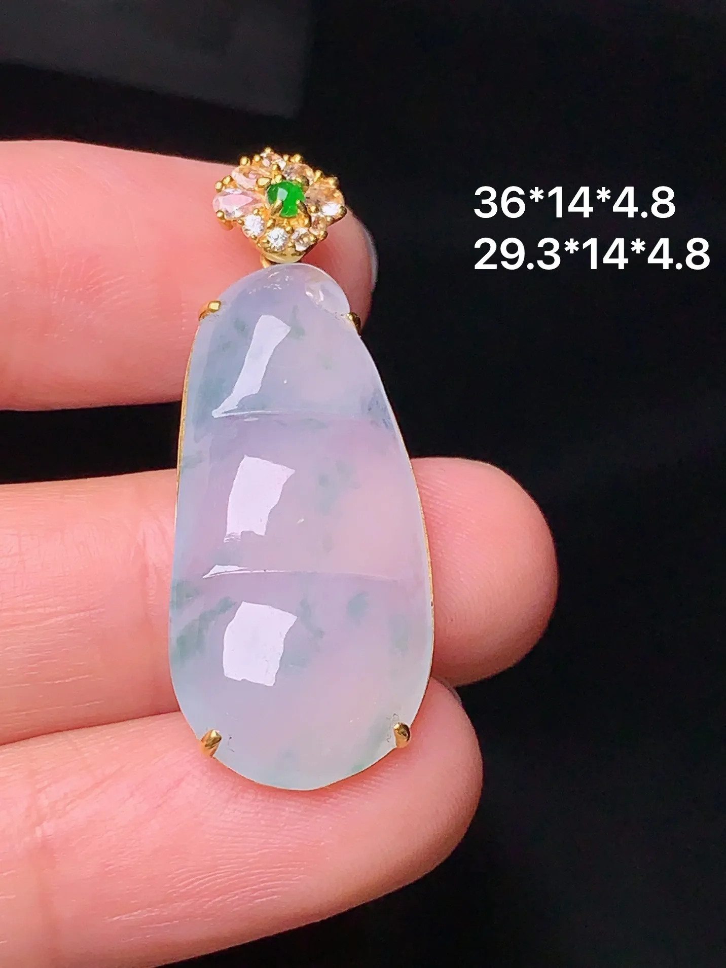 18k金钻镶嵌冰种四季豆吊坠 玉质细腻 色泽清新艳丽 整体尺寸36*14*4.8