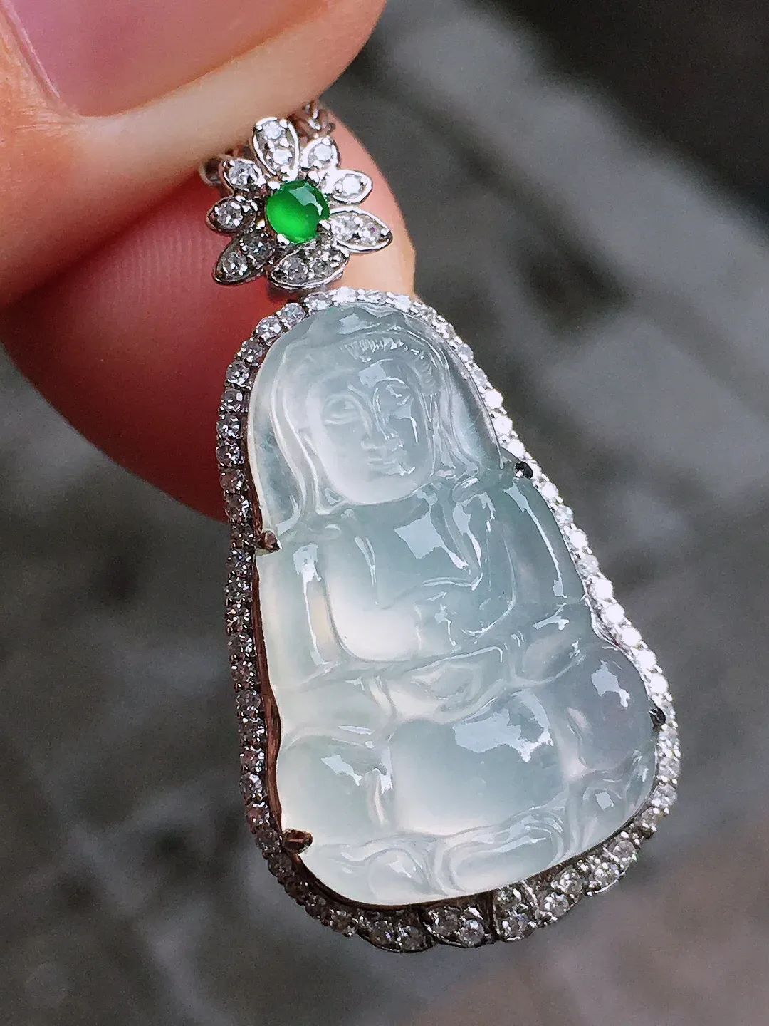黄翡观音吊坠，玉质细腻，荧光感超
强，饱满圆润，气质满满。18k
金豪华镶嵌
