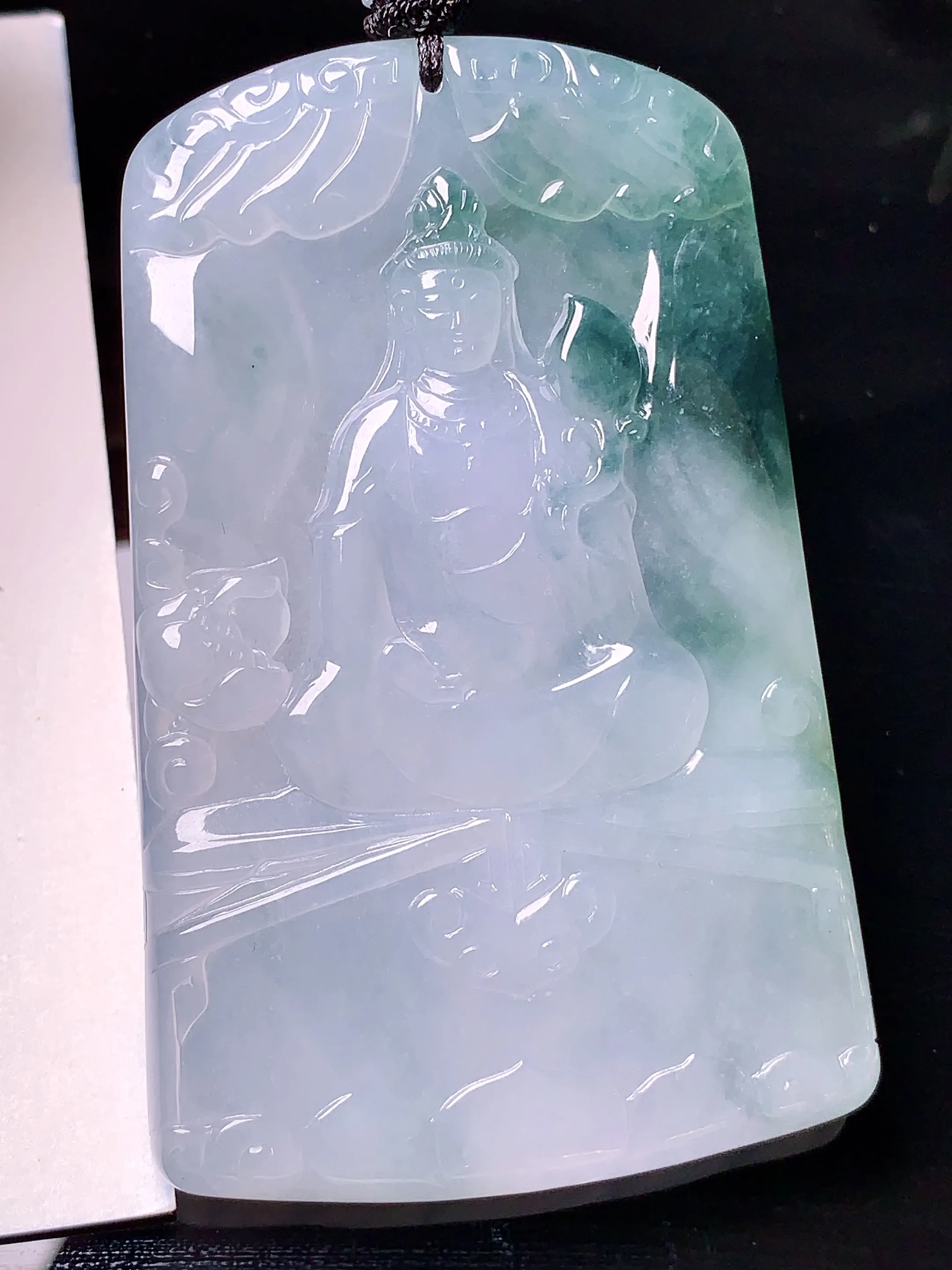冰种飘绿观音吊坠 玉质细腻 色泽清新艳丽 整体尺寸66.8*42.3*5.5