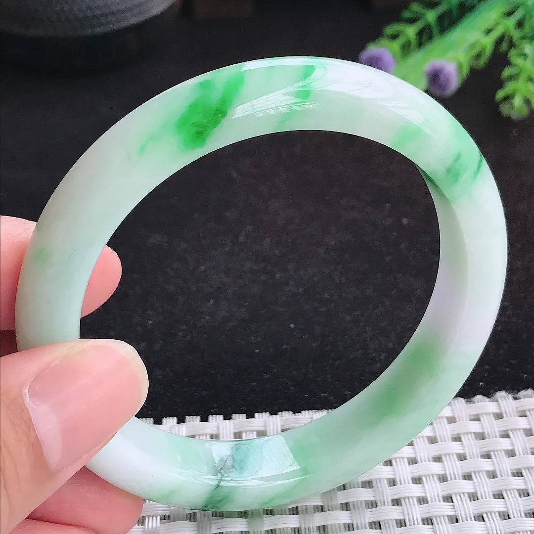 自然光57.5/11.9/8.4老坑精美温润白底青阳绿手镯天然翡翠玉镯女款