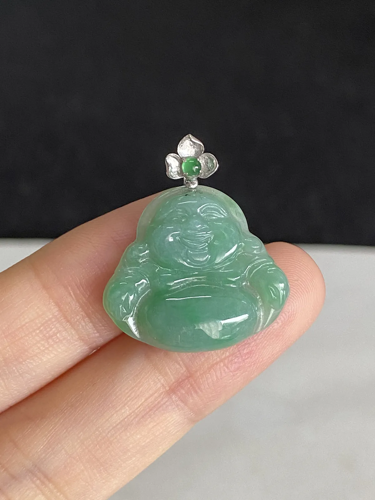 翡翠糯化种浅绿色吊坠