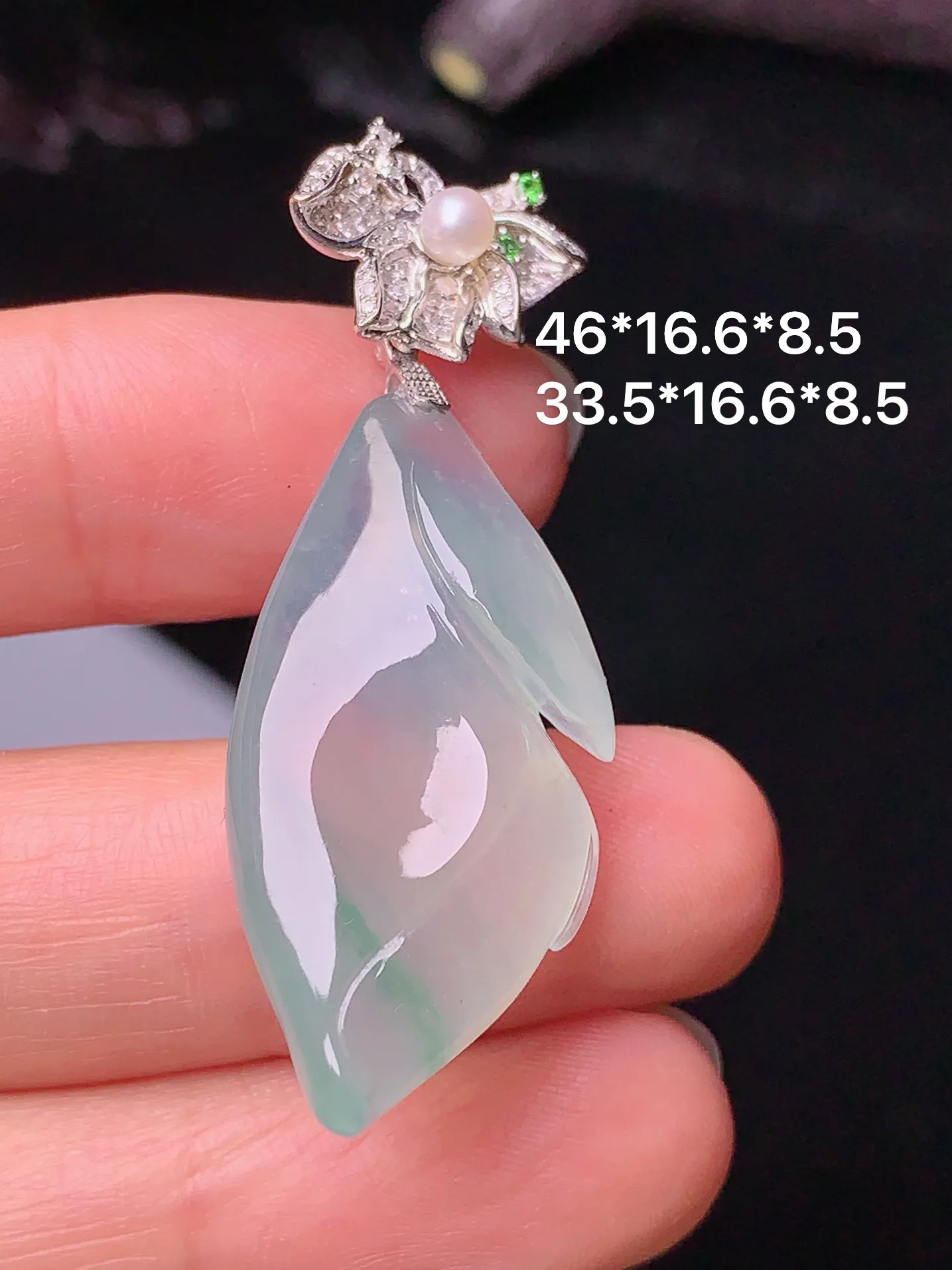 18k金钻镶嵌冰种兰花吊坠 玉质细腻 色泽清新艳丽 整体尺寸46*16.6*8.5