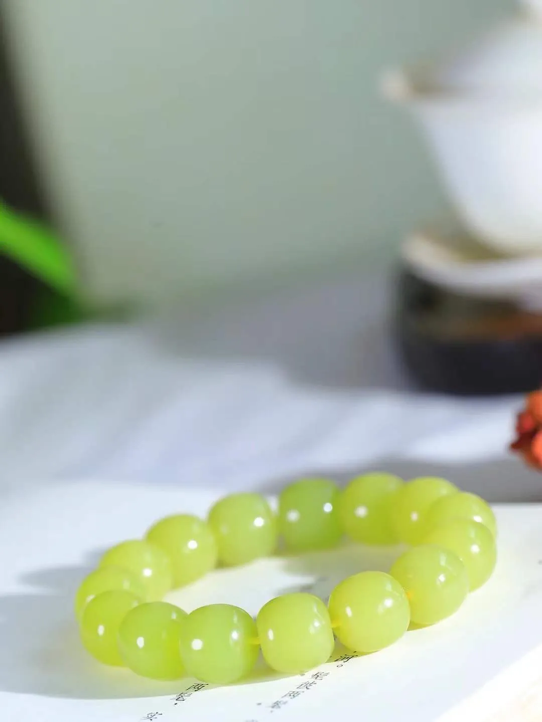 （老型珠.手串）

精品 和田玉黄口老型珠手串，玉质细腻油润 饱满光滑 质朴无华，悠远简单，人心境界远，百世修炼深，心灵常驻善意持，觉悟人生百世修。
重67.2克  尺寸取一12.5-13.9mm  11802033A