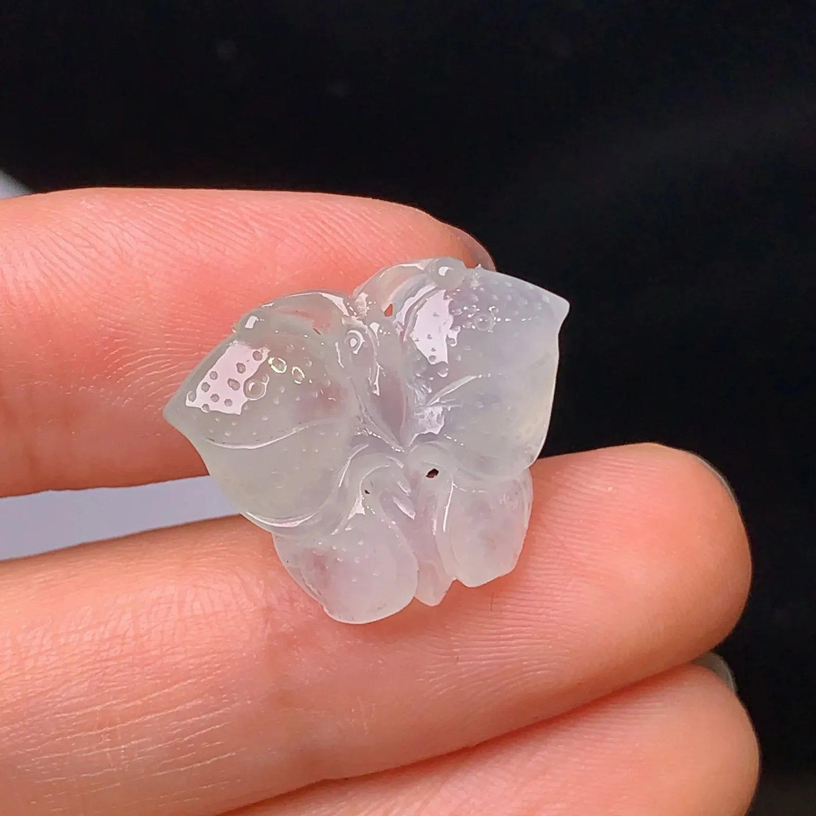 冰种蝴蝶吊坠 玉质细腻 色泽艳丽 整体尺寸16.1*20*4.5