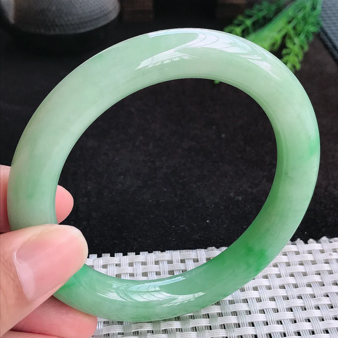 自然光61/11.5/11.3老坑精美冰润满绿大圈口圆条手镯天然翡翠玉镯女款