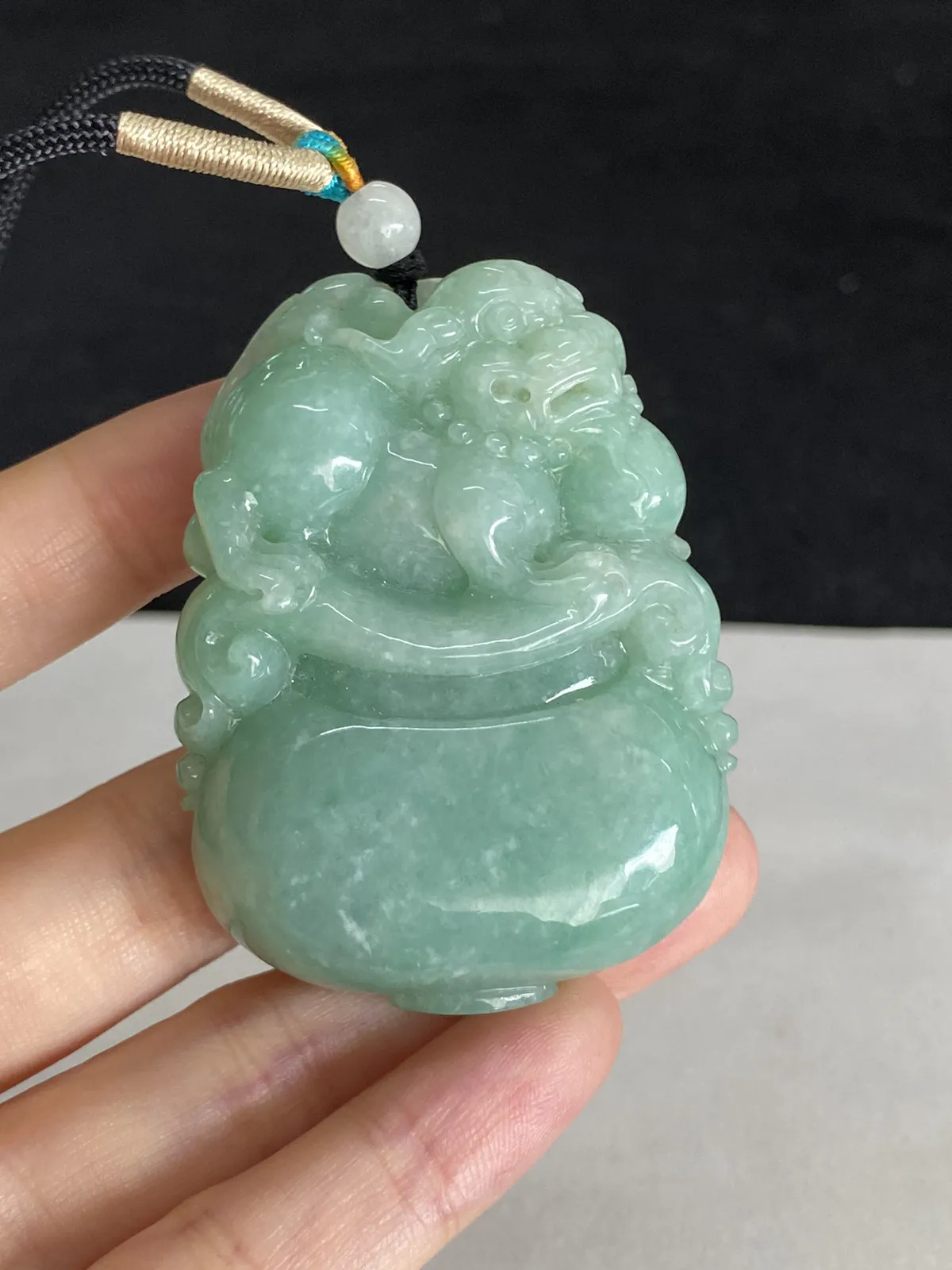 翡翠糯化种淡绿色吊坠，配珠未测