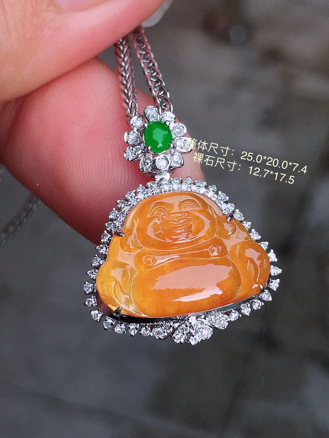 黄翡佛公吊坠，色泽均匀艳丽，玉质细腻，荧光感超
强，饱满圆润，气质满满。18k
金豪华镶嵌
