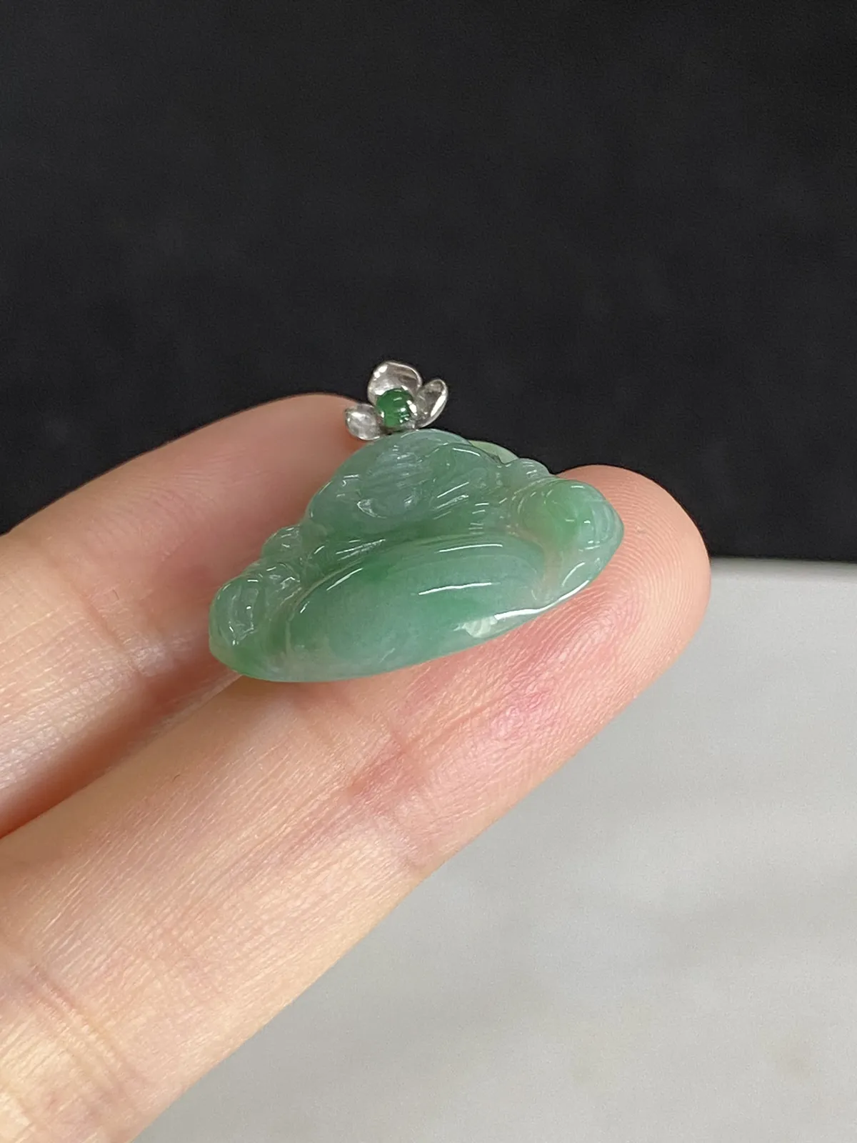 翡翠糯化种浅绿色吊坠