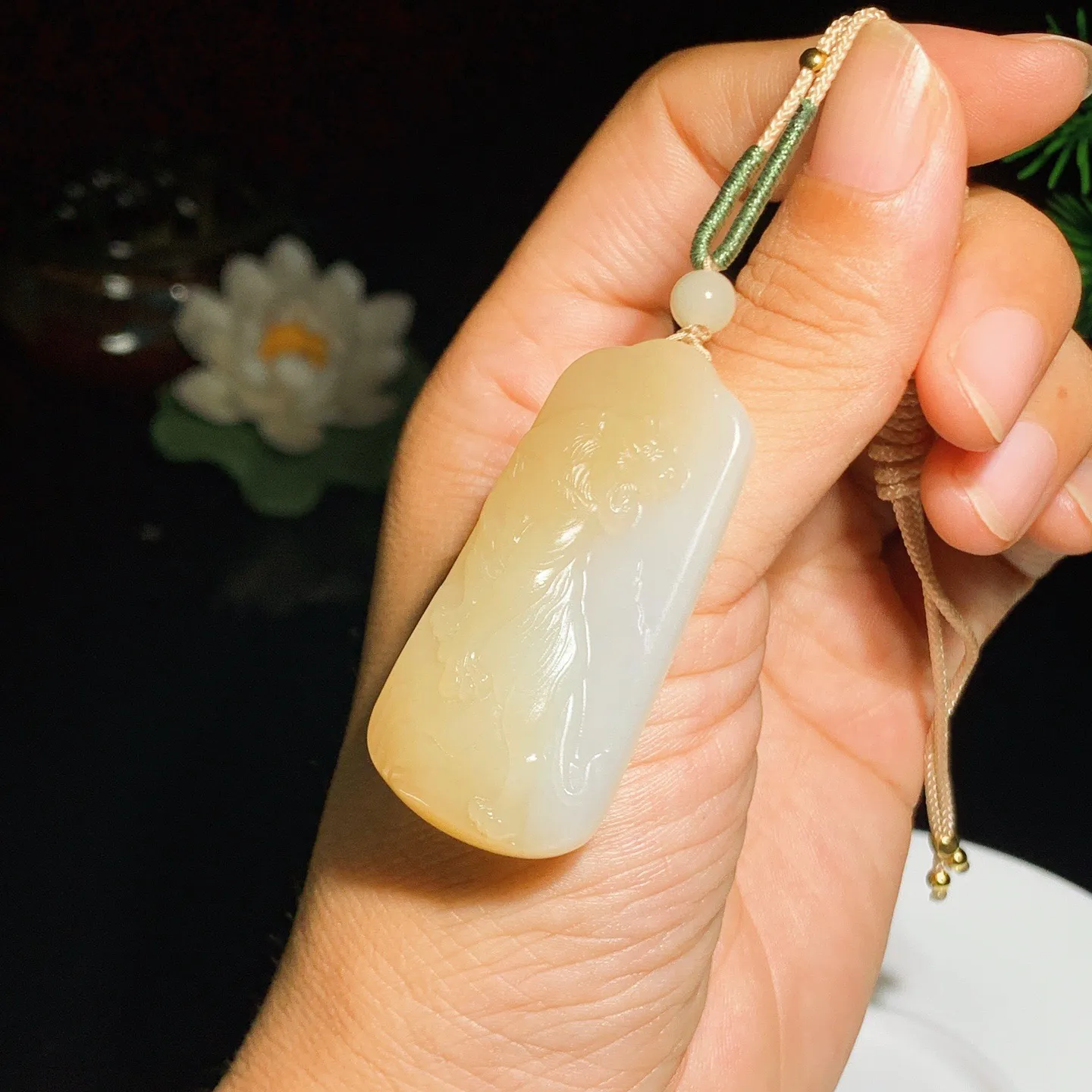新疆且末糖上山虎挂件。尺寸48.8/23/9.4重19.1克 玉质细腻油润 底色纯净 脂粉好，品质好。lt250820
