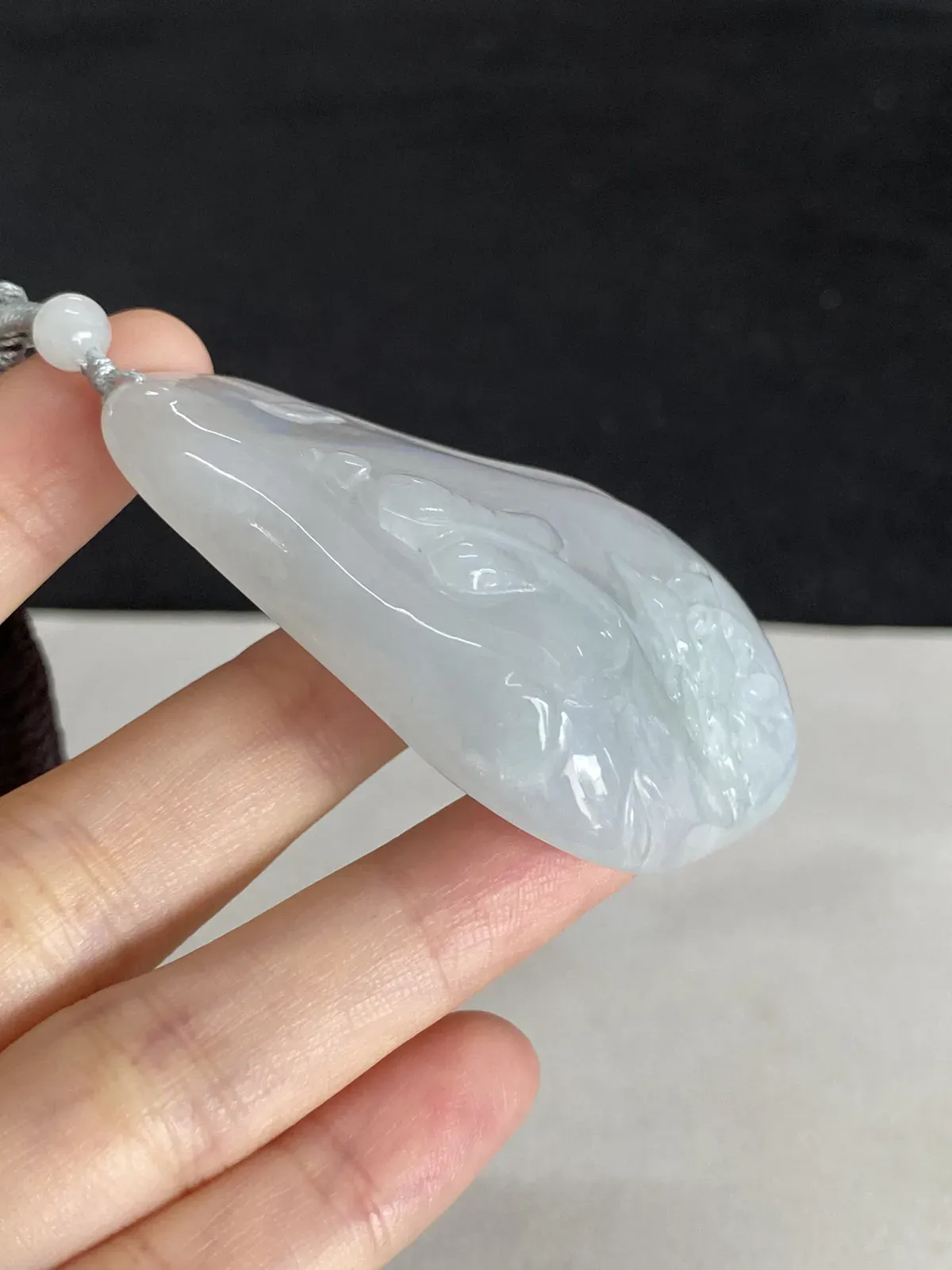 翡翠糯化种白色吊坠，配珠未测