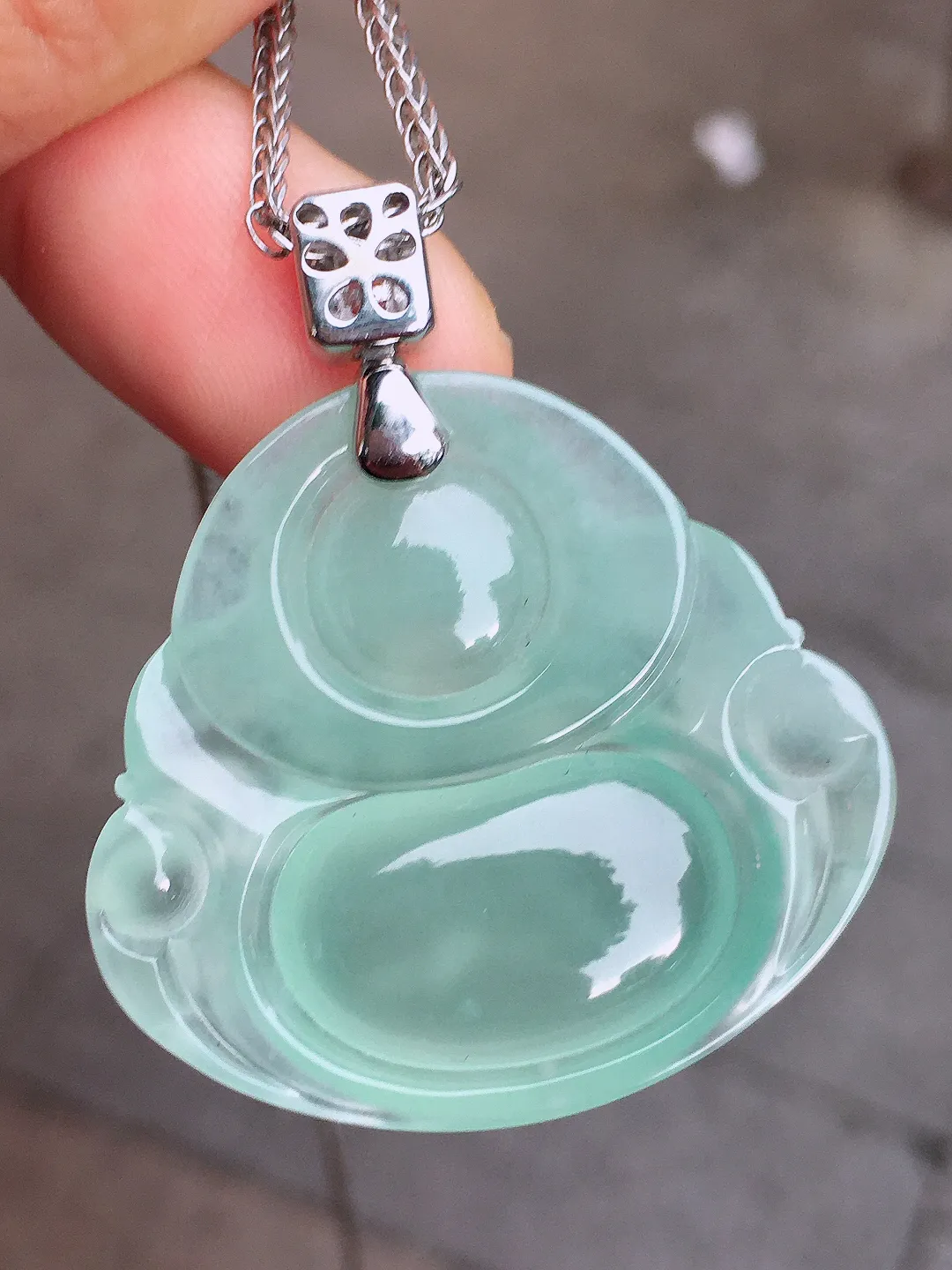 冰种佛公吊坠，玉质细腻，荧光感超
强，饱满圆润，气质满满。18k
金豪华镶嵌