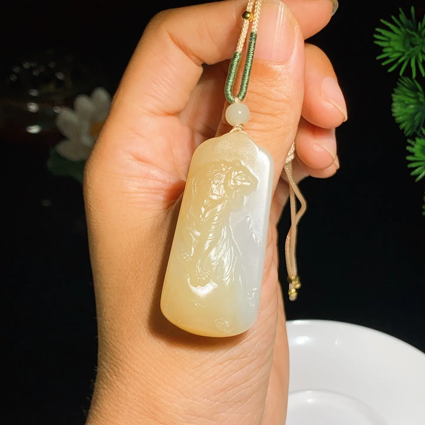 新疆且末糖上山虎挂件。尺寸48.8/23/9.4重19.1克 玉质细腻油润 底色纯净 脂粉好，品质好。lt250820