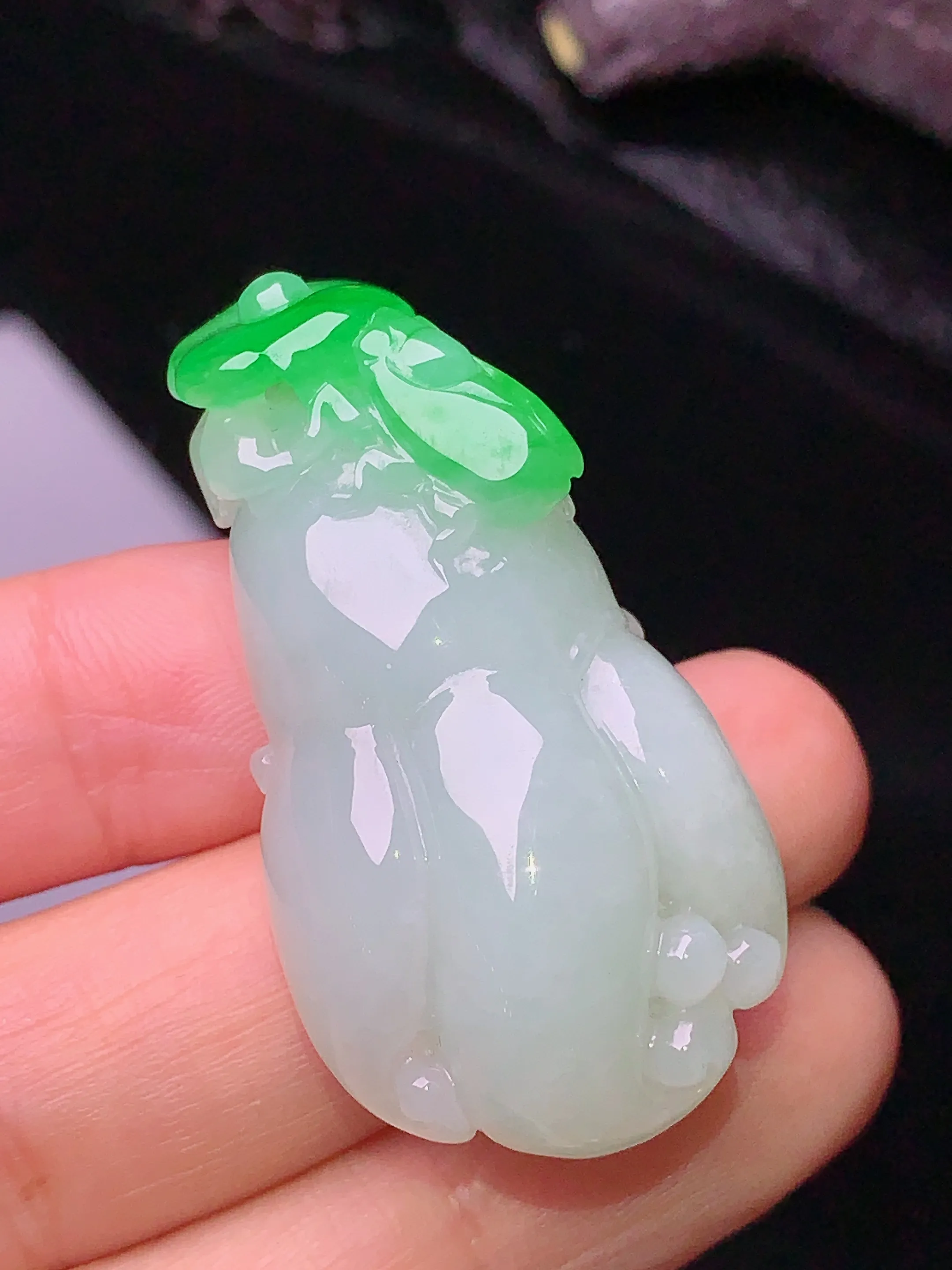 飘绿佛手瓜吊坠 玉质细腻 色泽清新艳丽 整体尺寸41.8*21.7*12.2