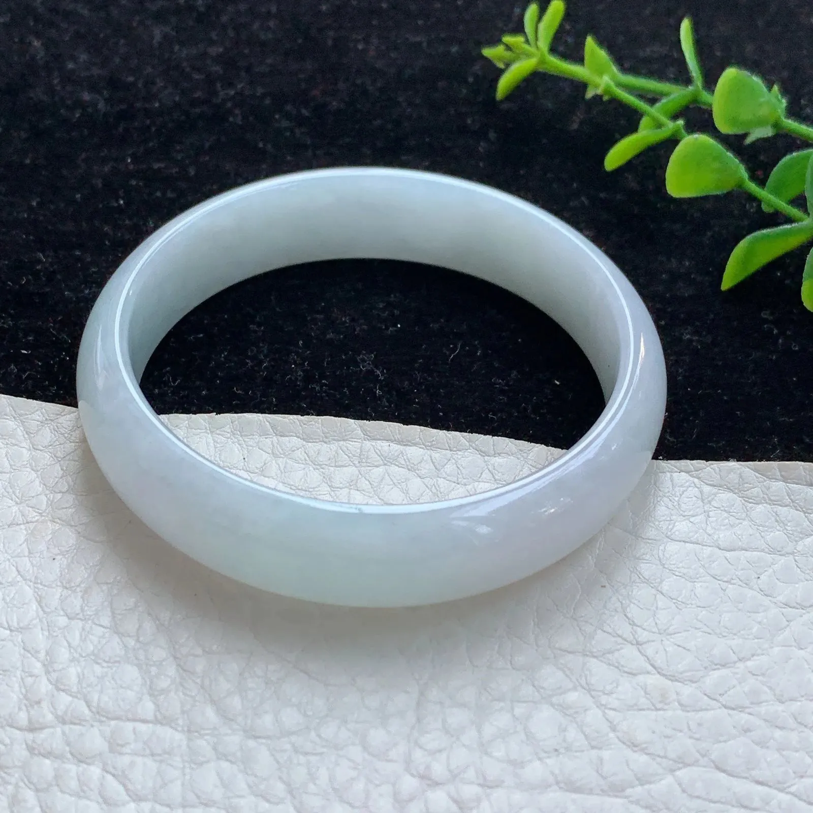 h自然光 小圈口52.5mm缅甸翡翠A货冰胶纯美秀气白月光宽边玉手镯 尺寸52.5*12.6*5.6mm 质地细腻温润，品相靓丽 胶感足 佩戴优雅知性！