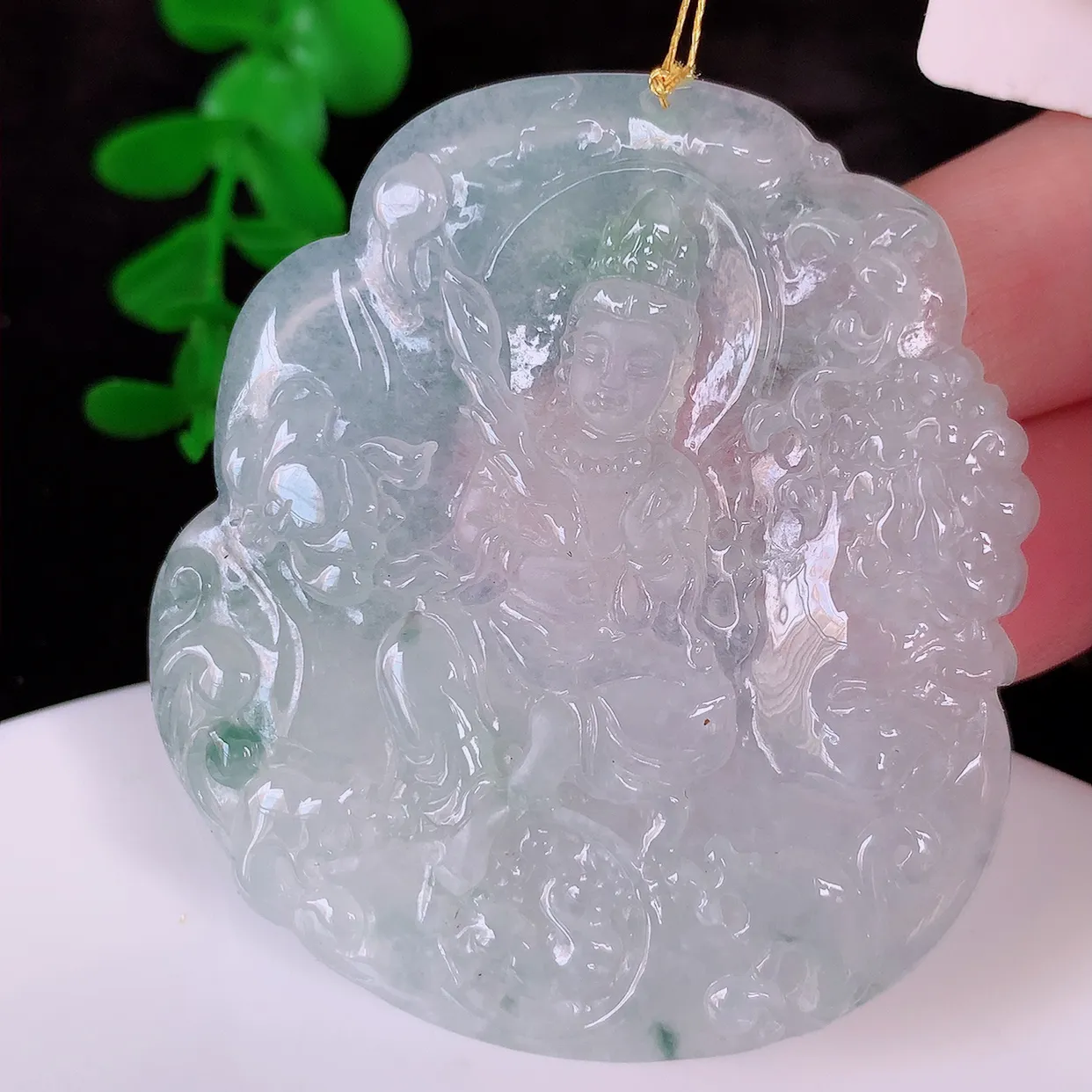 自然光实拍，冰种飘花翡翠大势至菩萨吊坠，赐福翡翠观音，翠绿迷人，观音面相端庄，佩戴时尚出众！#00.21