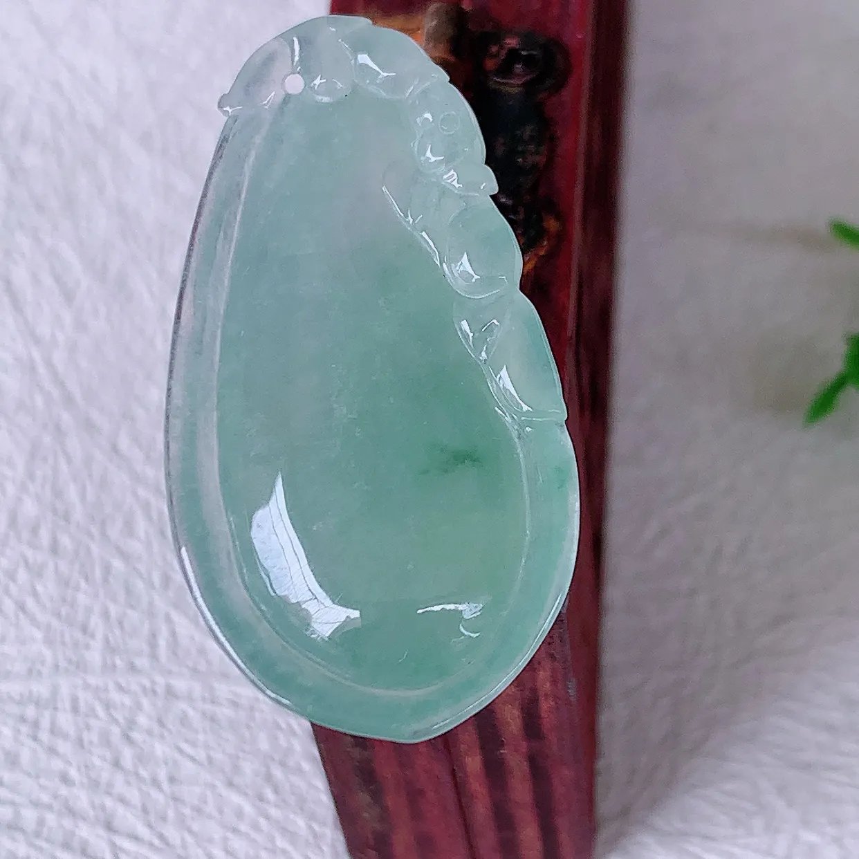 自然光实拍，冰种翡翠招财福瓜吊坠，翡翠福瓜招财瓜，冰润且起胶感， 佩戴效果优雅迷人！#57.21