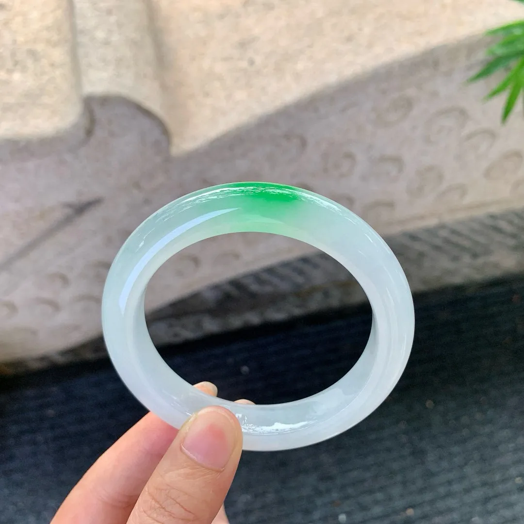 冰糯飘阳绿，水润，种老，细腻，无裂纹！
