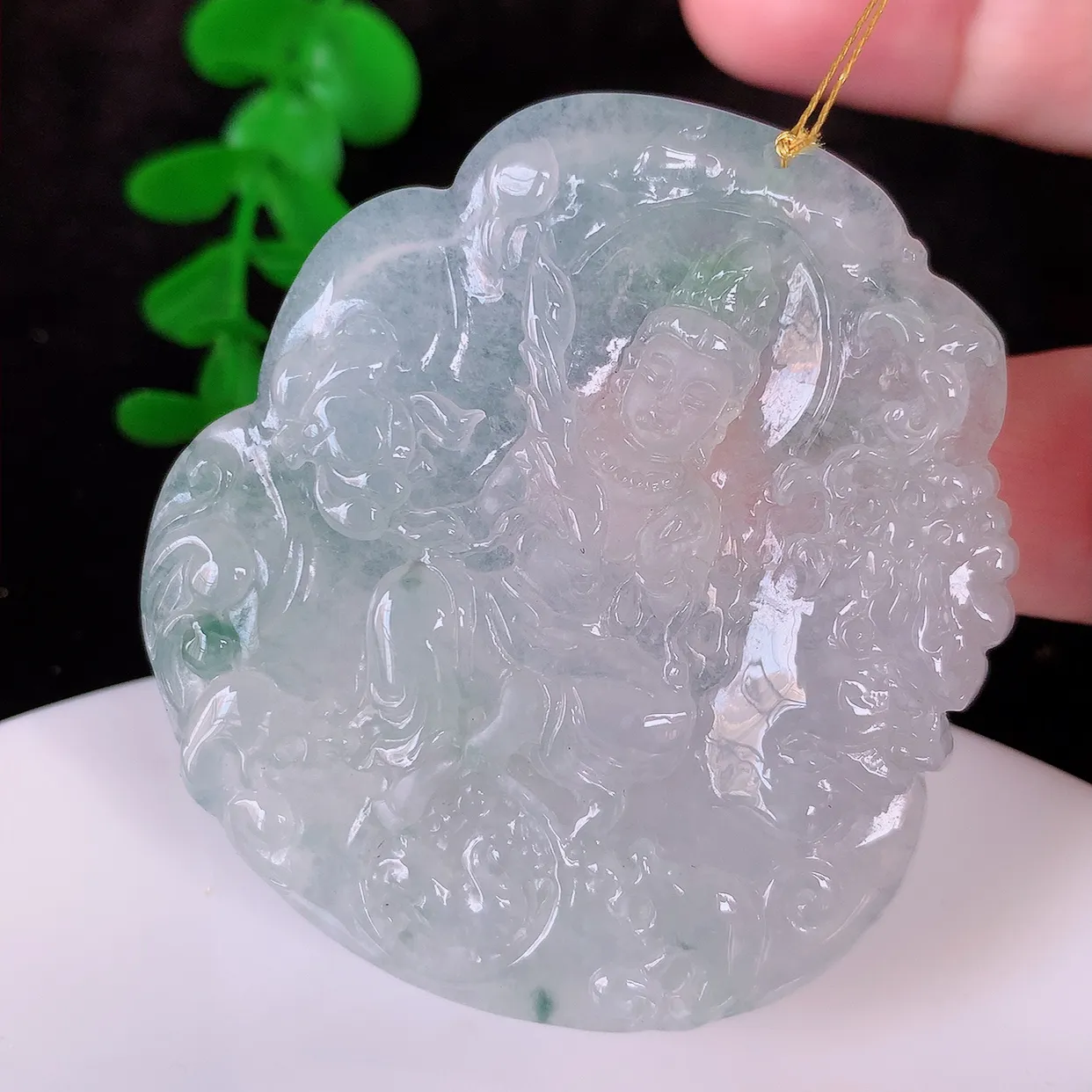 自然光实拍，冰种飘花翡翠大势至菩萨吊坠，赐福翡翠观音，翠绿迷人，观音面相端庄，佩戴时尚出众！#00.21