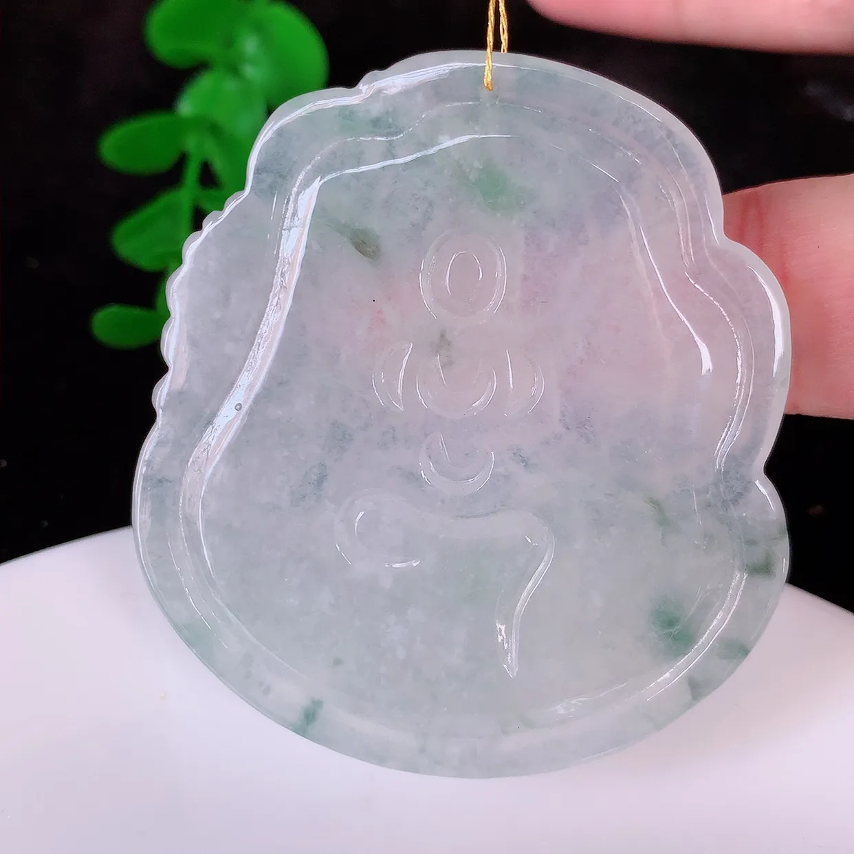自然光实拍，冰种飘花翡翠大势至菩萨吊坠，赐福翡翠观音，翠绿迷人，观音面相端庄，佩戴时尚出众！#00.21