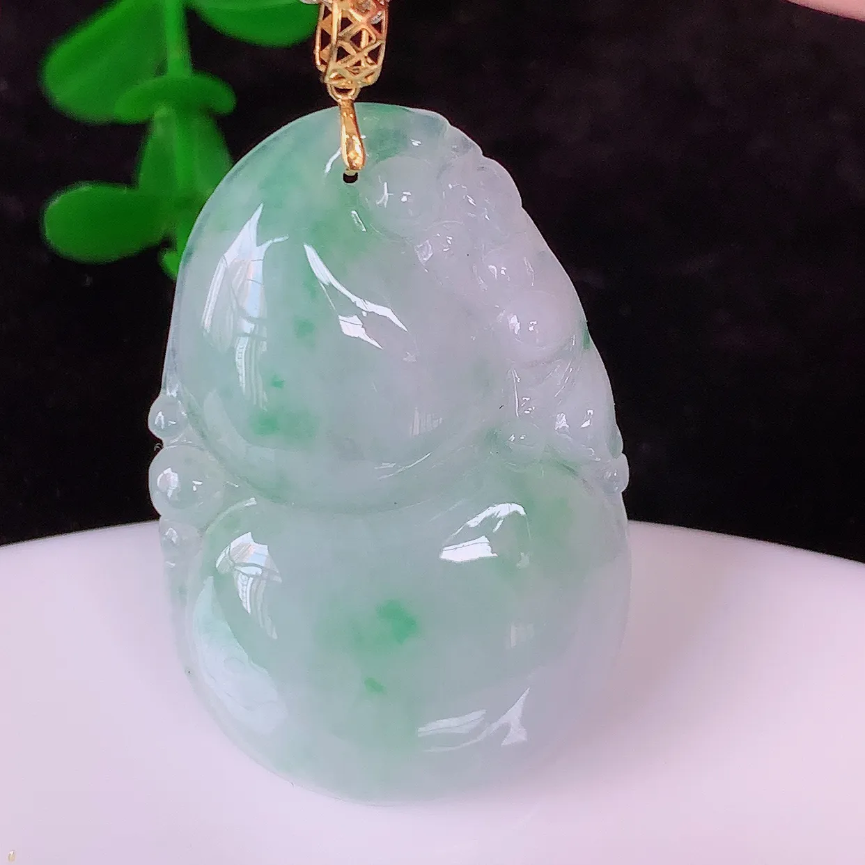 18K金镶嵌冰润飘绿翡翠葫芦吊坠，葫芦寓意福禄双全，财源滚滚，佩戴效果优雅迷人！#00.21