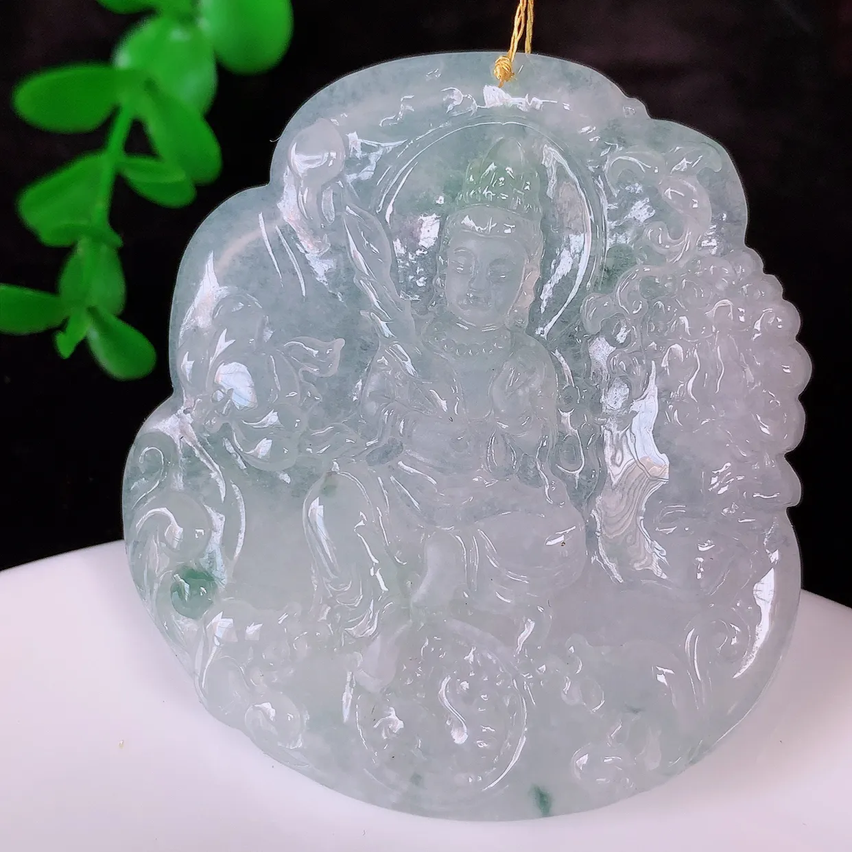 自然光实拍，冰种飘花翡翠大势至菩萨吊坠， 赐福翡翠观音，翠绿迷人，观音面相端庄，佩戴时尚出众！#00.21