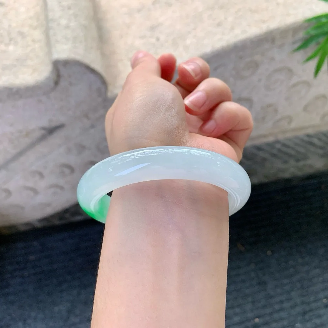 冰糯飘阳绿，水润，种老，细腻，无裂纹！