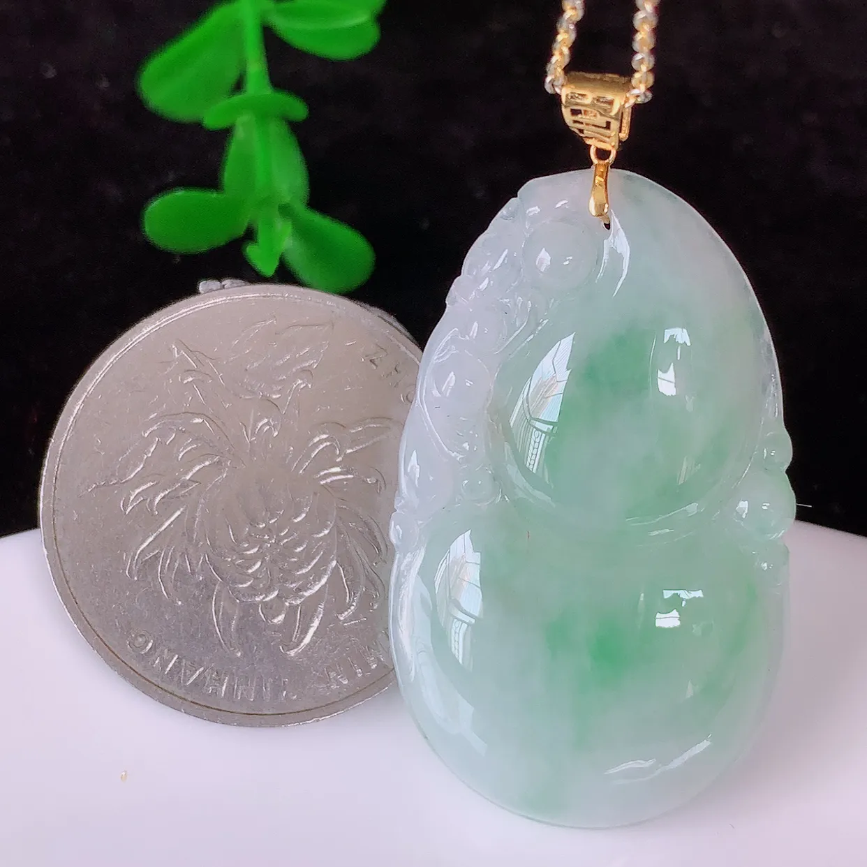 18K金镶嵌冰润飘绿翡翠福禄葫芦吊坠，葫芦寓意福禄双全，财源滚滚，佩戴效果优雅迷人！#00.21