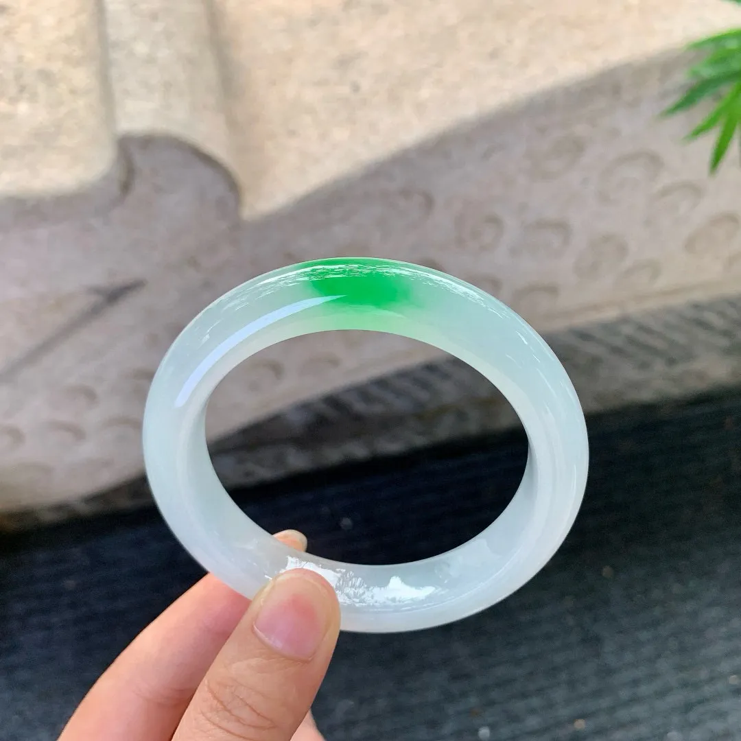 冰糯飘阳绿，水润，种老，细腻，无裂纹！