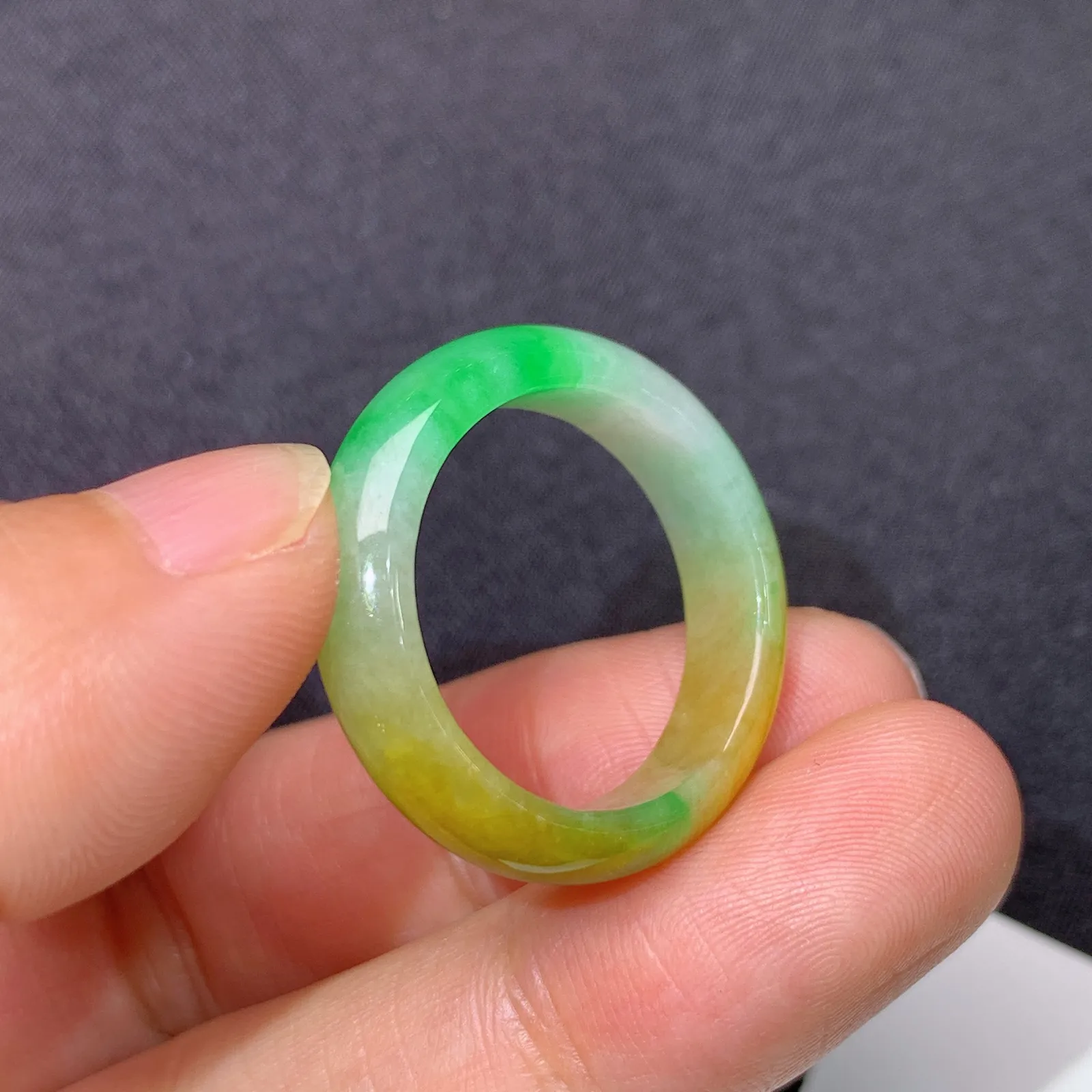 黄飘绿戒圈，指环，冰润鲜艳，玉质细腻，种水足 圈口19 尺寸5.5*4
