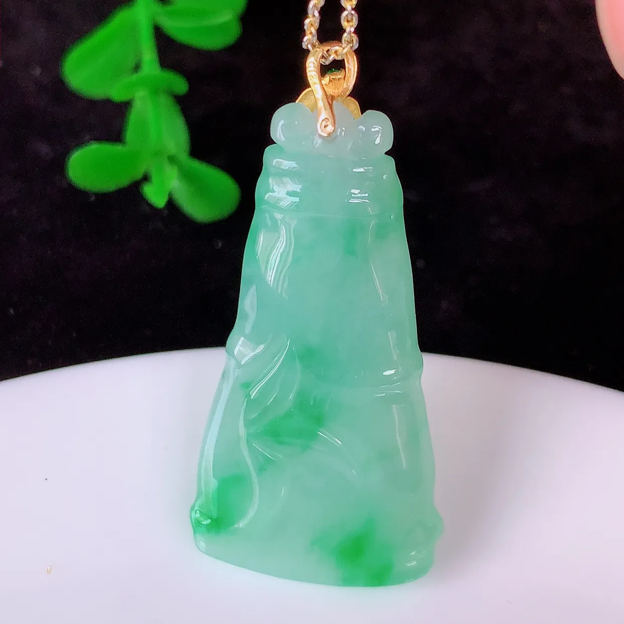自然光实拍，18K金镶嵌冰飘绿竹节翡翠吊坠。竹节寓意“节节高，官运亨通，前程似锦，水润莹泽，清秀高雅，佩戴精美！#00.21整体40.5裸石36*18.8*5