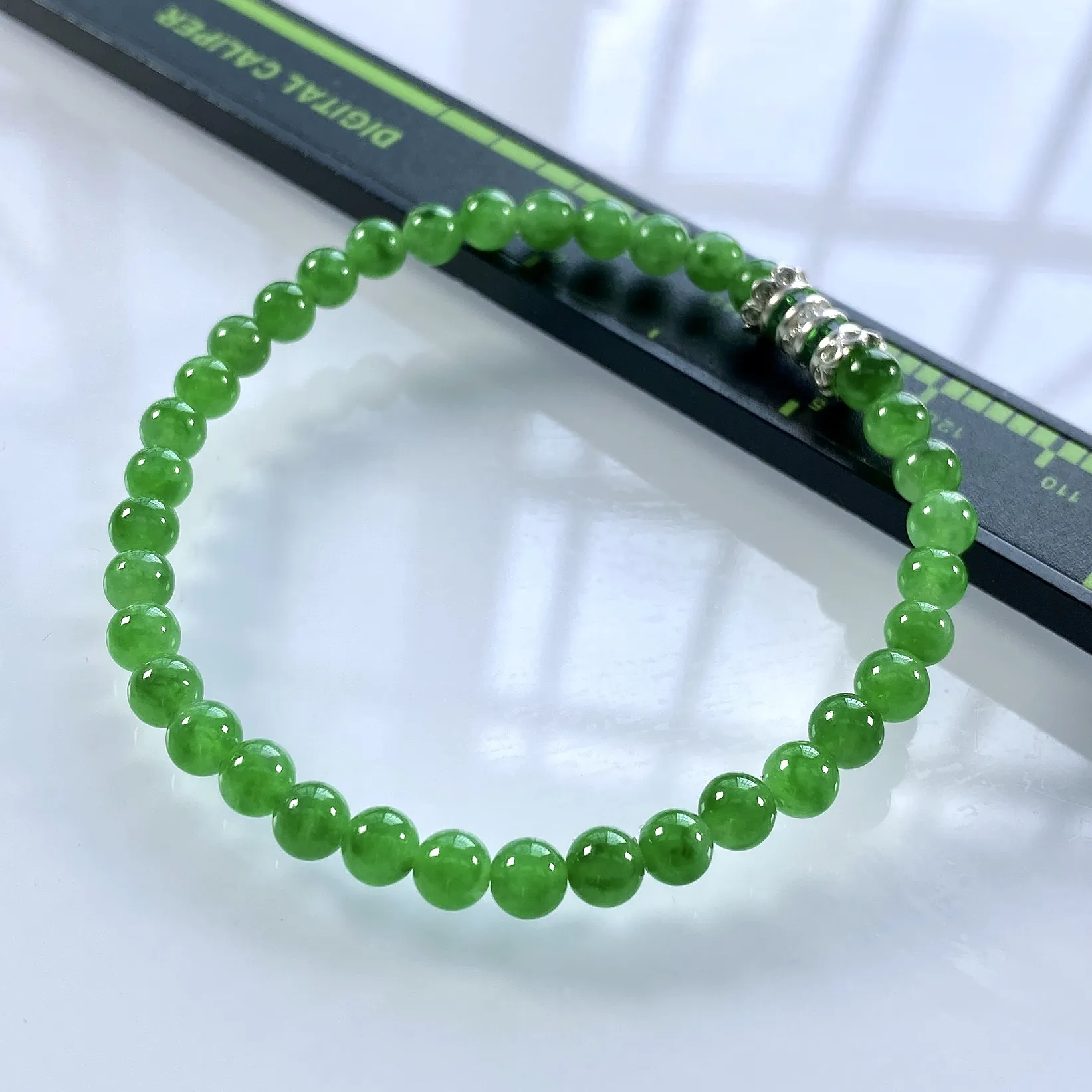 收藏级别，缅甸天然翡翠A货，卡4.9冰种起胶满绿阳绿小米珠小圆珠手串手链，尺寸：4.9mm/36颗，长度175mm，重量：8.00g