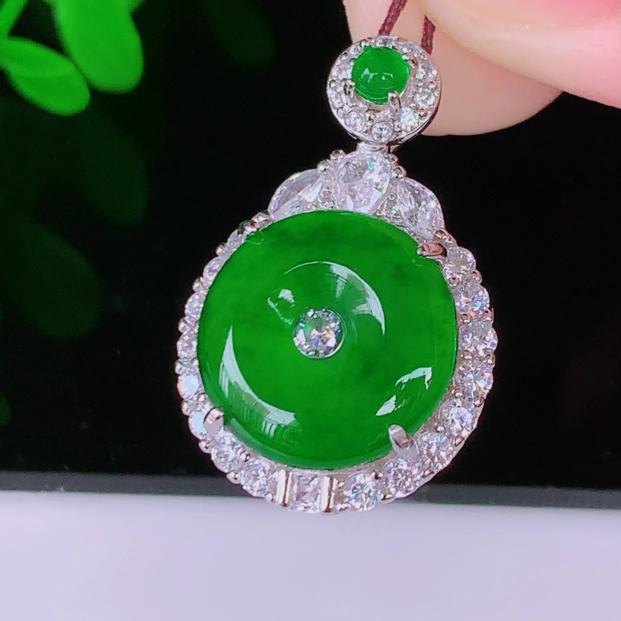 冰透满绿翡翠平安扣925银镶嵌吊坠，自然光实拍，翠色灵动，颜色漂亮，种老水足，品相佳，佩戴佳品！#9