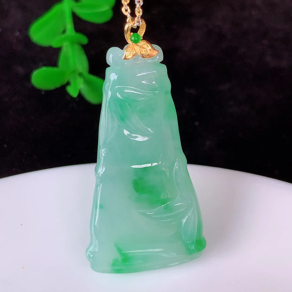 自然光实拍，18K金镶嵌冰飘绿竹节翡翠吊坠。竹节寓意“节节高，官运亨通，前程似锦，水润莹泽，清秀高雅