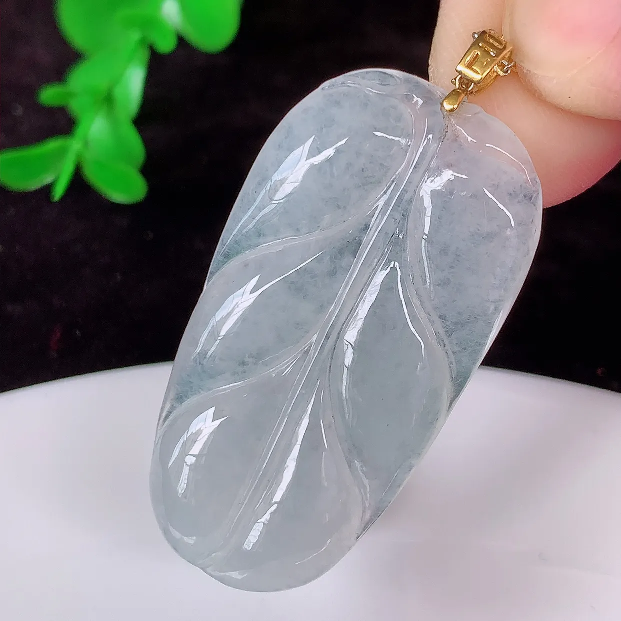 18K金镶嵌冰种翡翠叶子吊坠 ，种水足，色泽清新，工艺精湛，叶子寓意美好；金枝玉叶，事业有成。#41.21