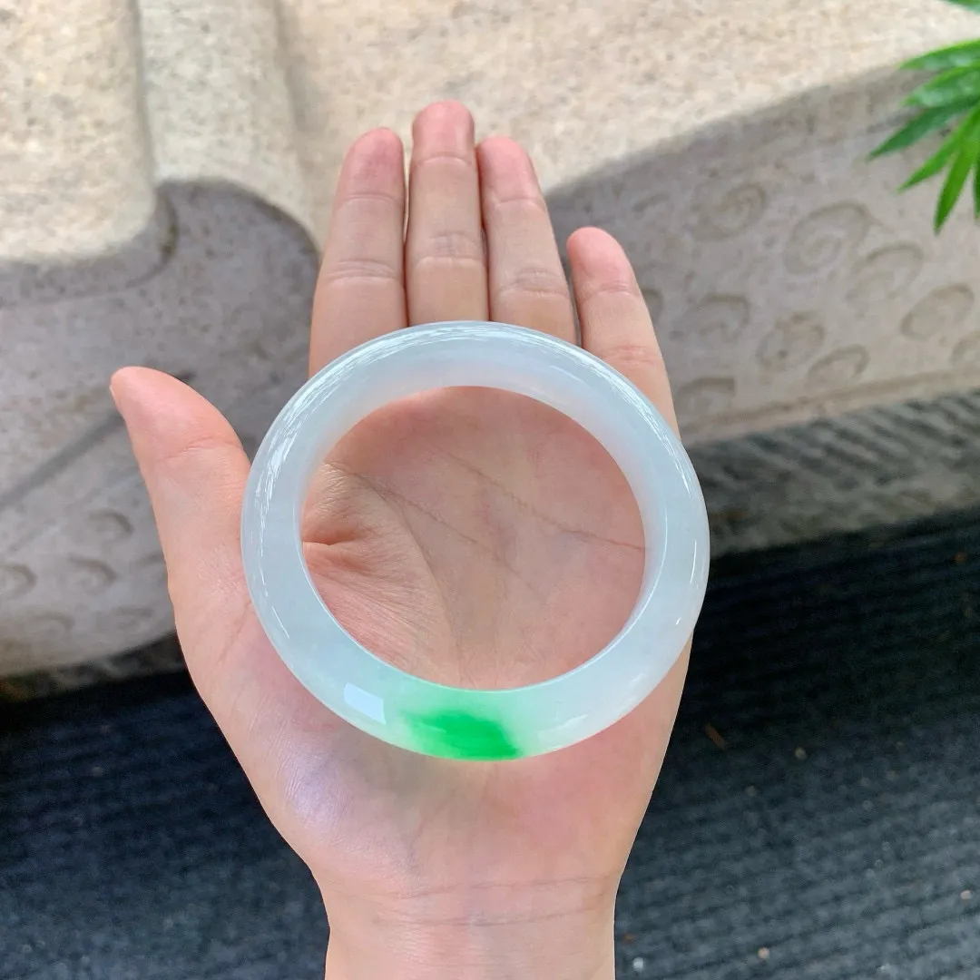 冰糯飘阳绿，水润，种老，细腻，无裂纹！